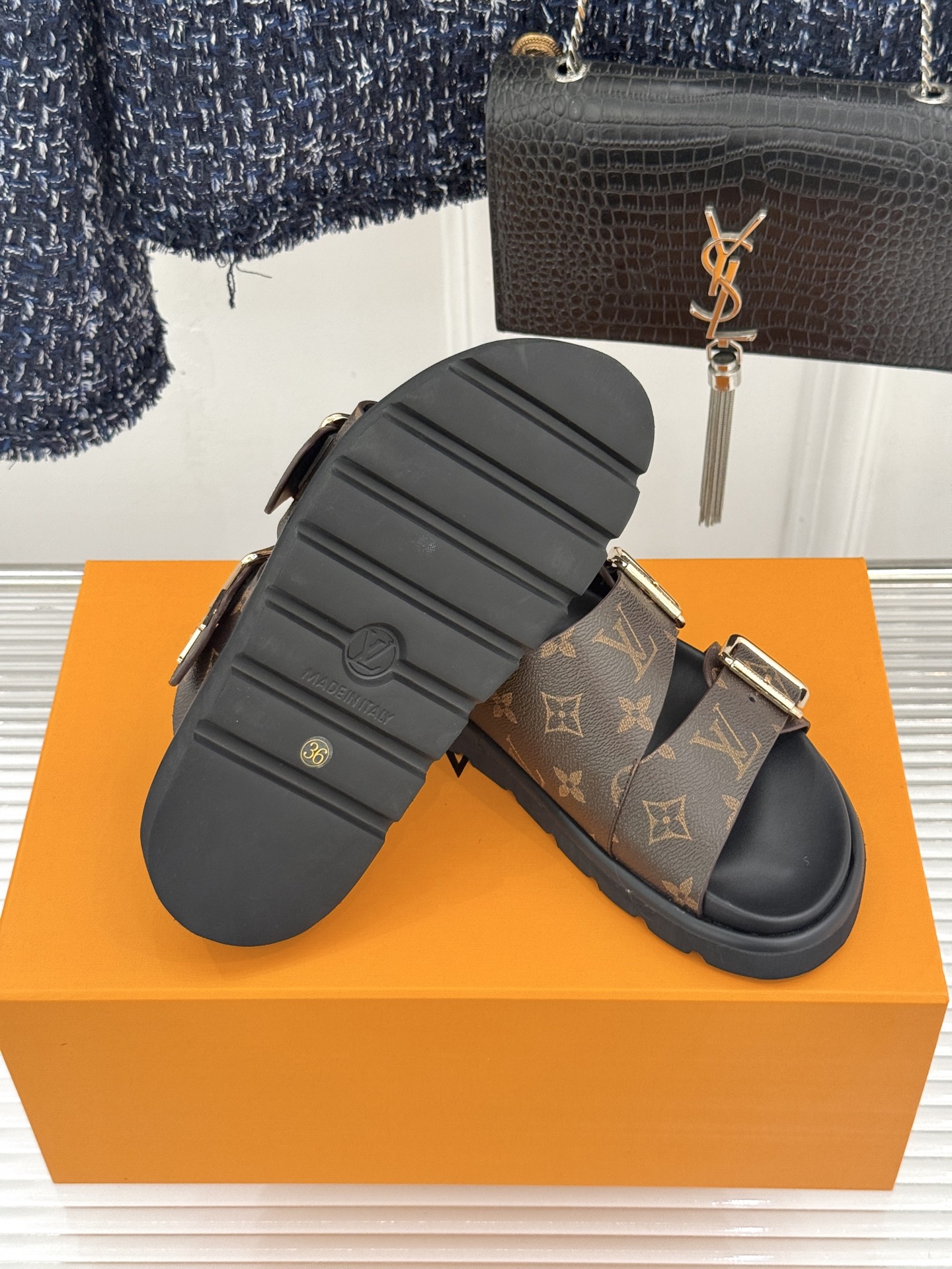 L*V驴牌经典情侣款老花懒人拖鞋这款真的人有钱人的拖鞋啊一看就很贵 而且不撞款呆萌的鞋型 对脚宽的宝宝很