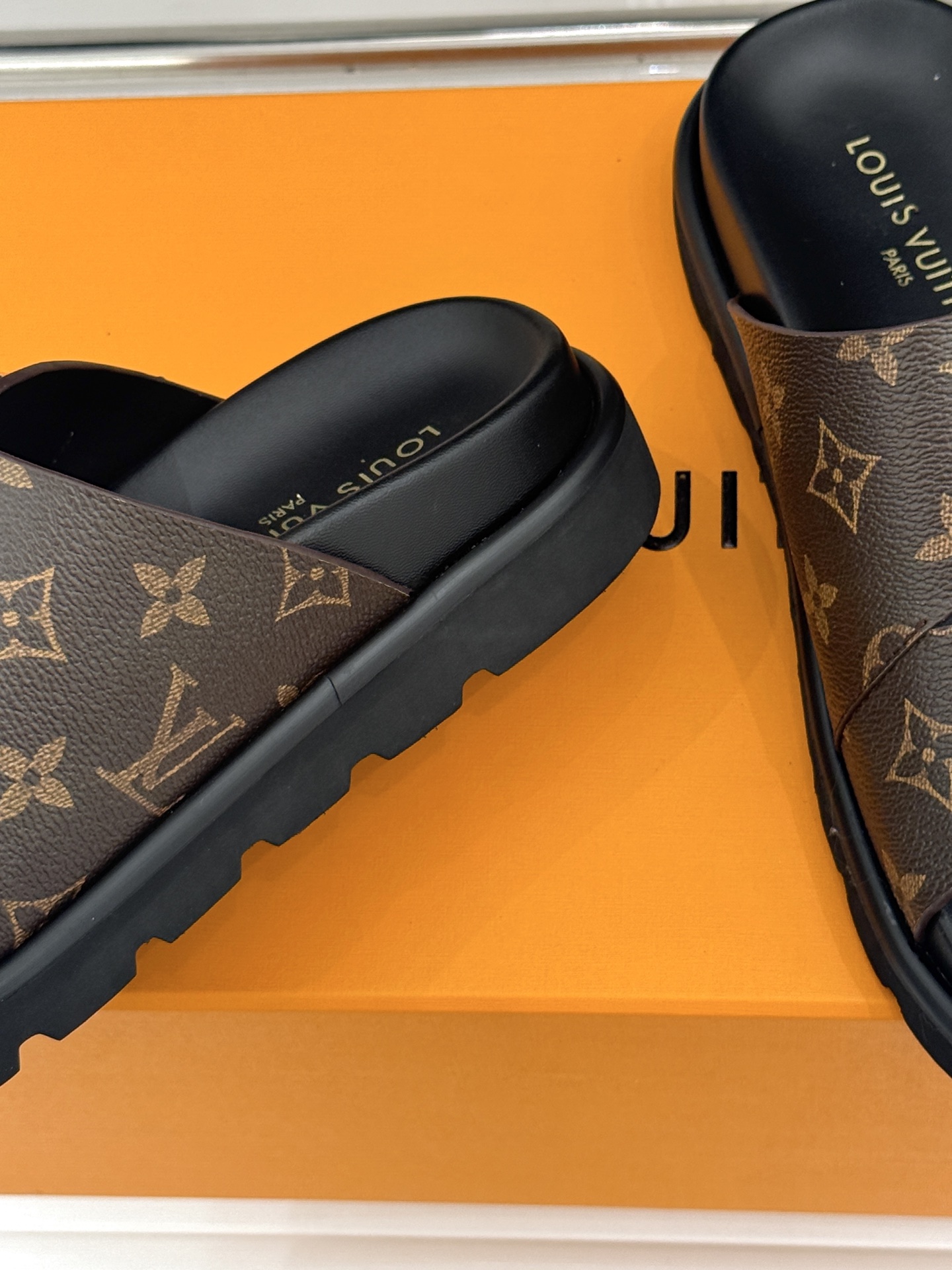 L*V驴牌经典情侣款老花懒人拖鞋这款真的人有钱人的拖鞋啊一看就很贵 而且不撞款呆萌的鞋型 对脚宽的宝宝很