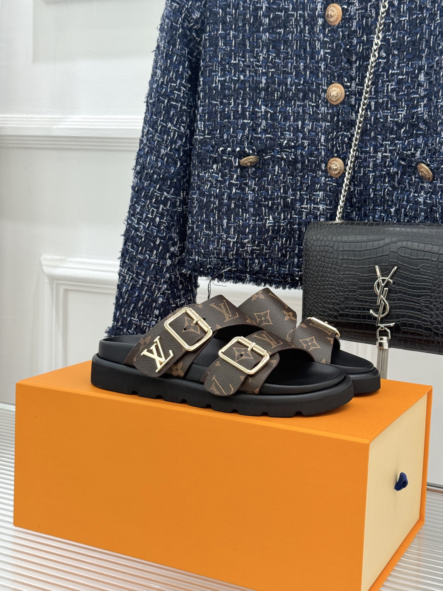 L*V驴牌经典情侣款老花懒人拖鞋这款真的人有钱人的拖鞋啊一看就很贵 而且不撞款呆萌的鞋型 对脚宽的宝宝很