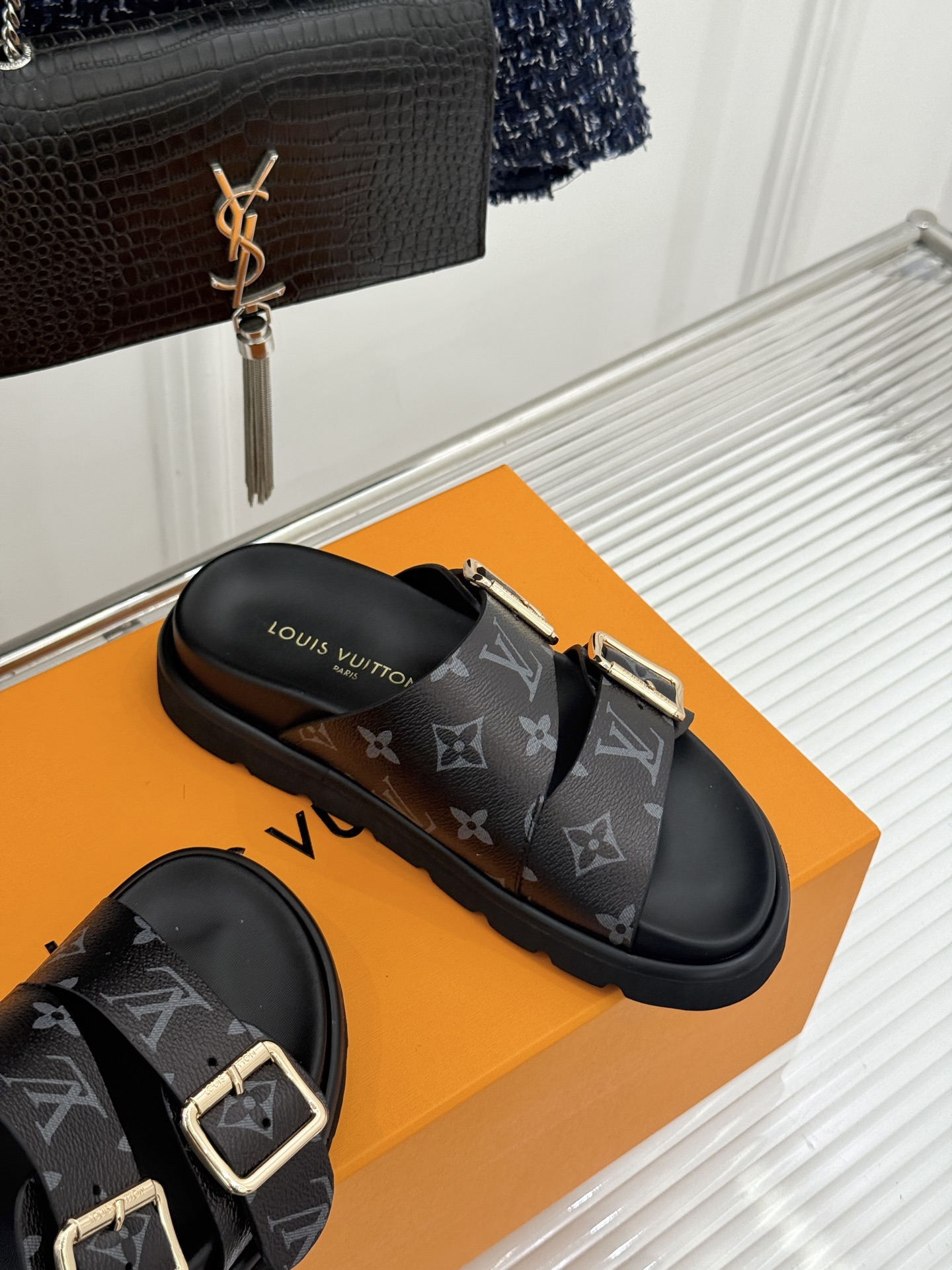 L*V驴牌经典情侣款老花懒人拖鞋这款真的人有钱人的拖鞋啊一看就很贵 而且不撞款呆萌的鞋型 对脚宽的宝宝很