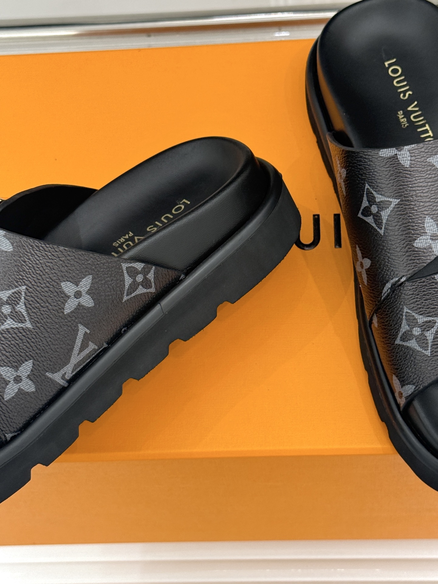 L*V驴牌经典情侣款老花懒人拖鞋这款真的人有钱人的拖鞋啊一看就很贵 而且不撞款呆萌的鞋型 对脚宽的宝宝很