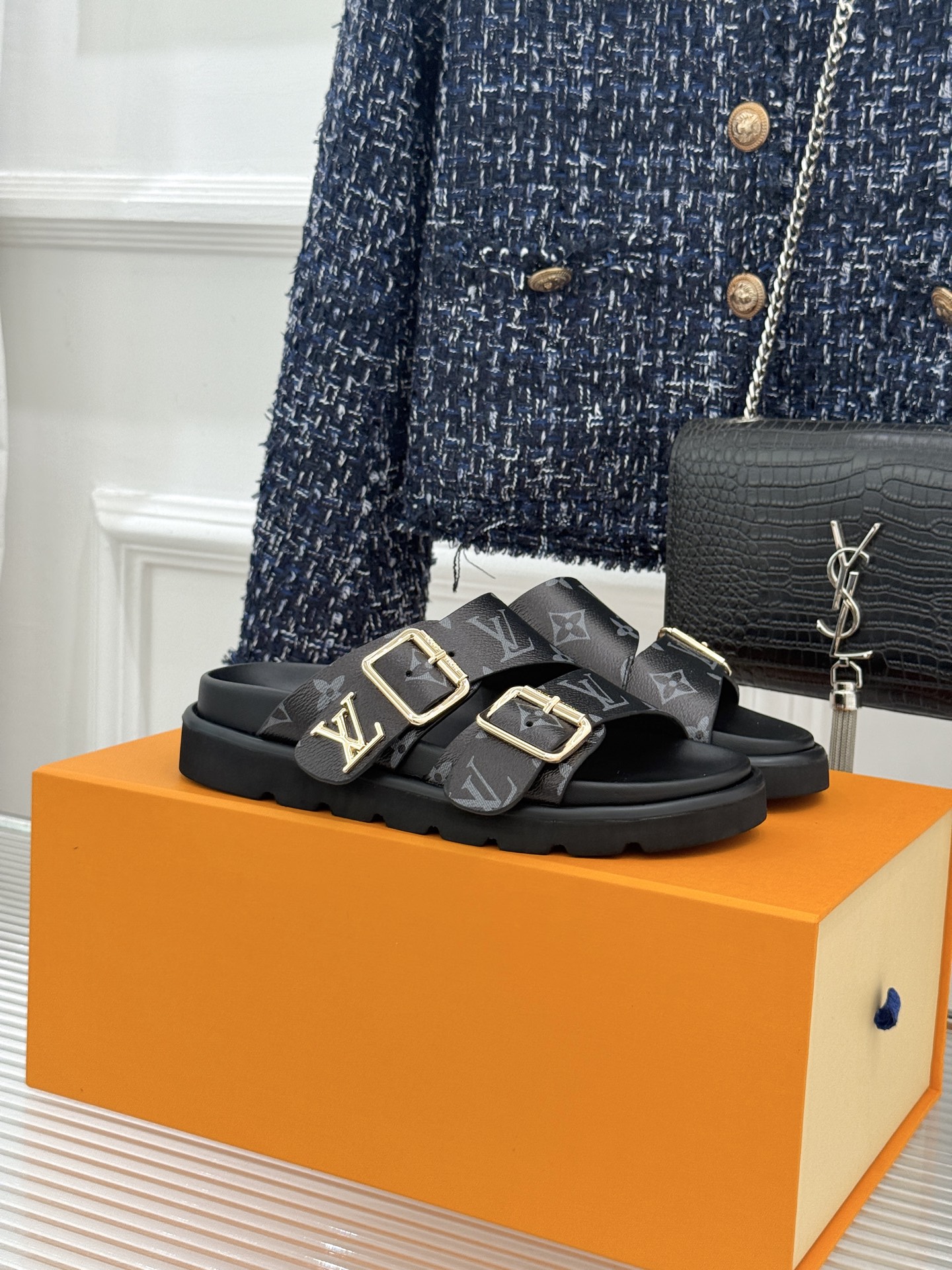 L*V驴牌经典情侣款老花懒人拖鞋这款真的人有钱人的拖鞋啊一看就很贵 而且不撞款呆萌的鞋型 对脚宽的宝宝很