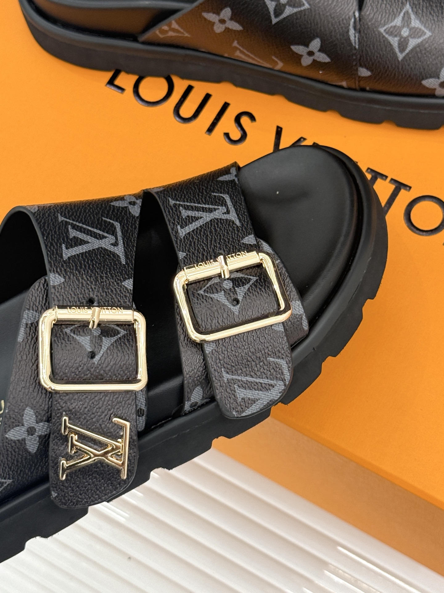 L*V驴牌经典情侣款老花懒人拖鞋这款真的人有钱人的拖鞋啊一看就很贵 而且不撞款呆萌的鞋型 对脚宽的宝宝很