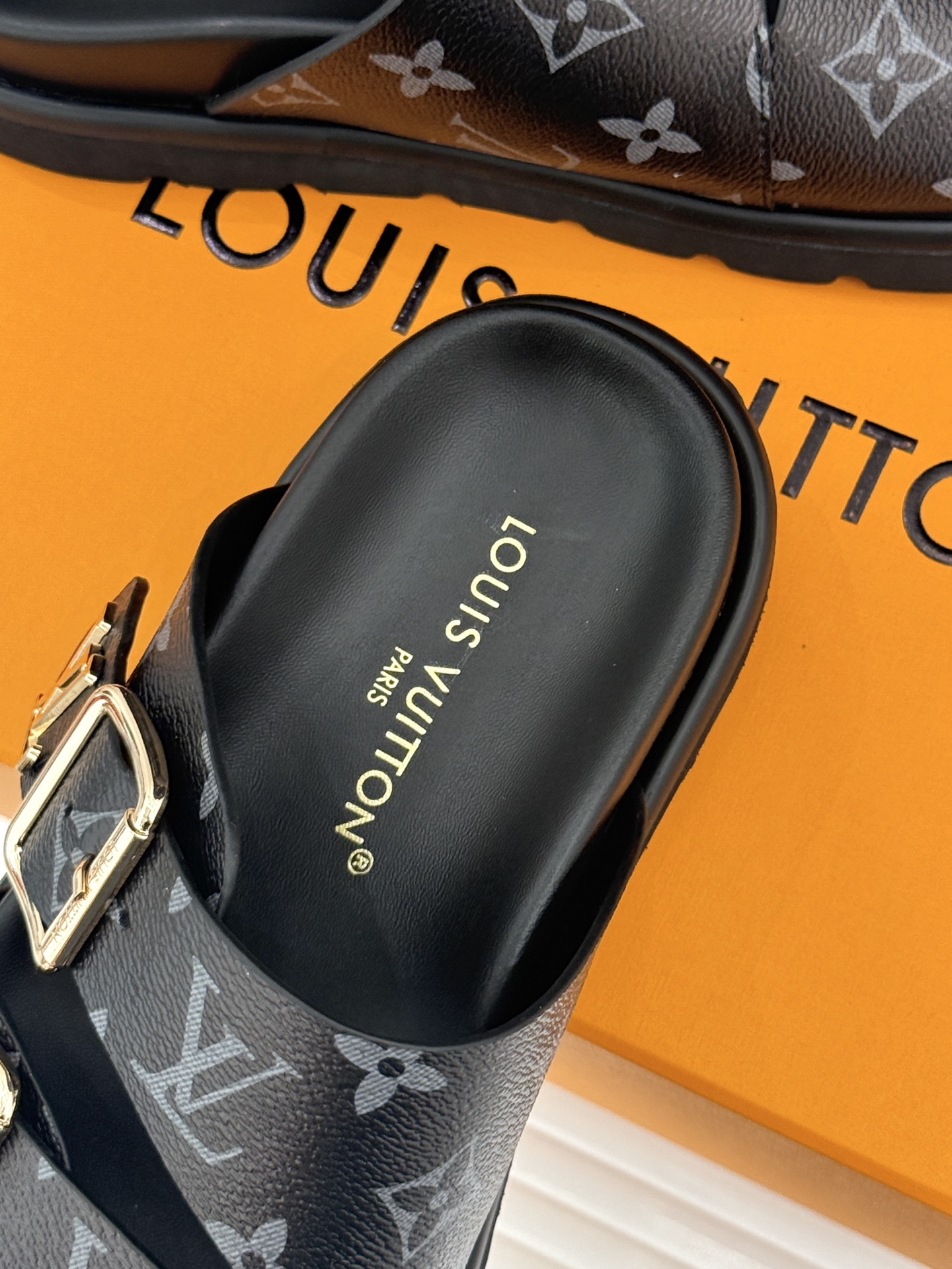 L*V驴牌经典情侣款老花懒人拖鞋这款真的人有钱人的拖鞋啊一看就很贵 而且不撞款呆萌的鞋型 对脚宽的宝宝很