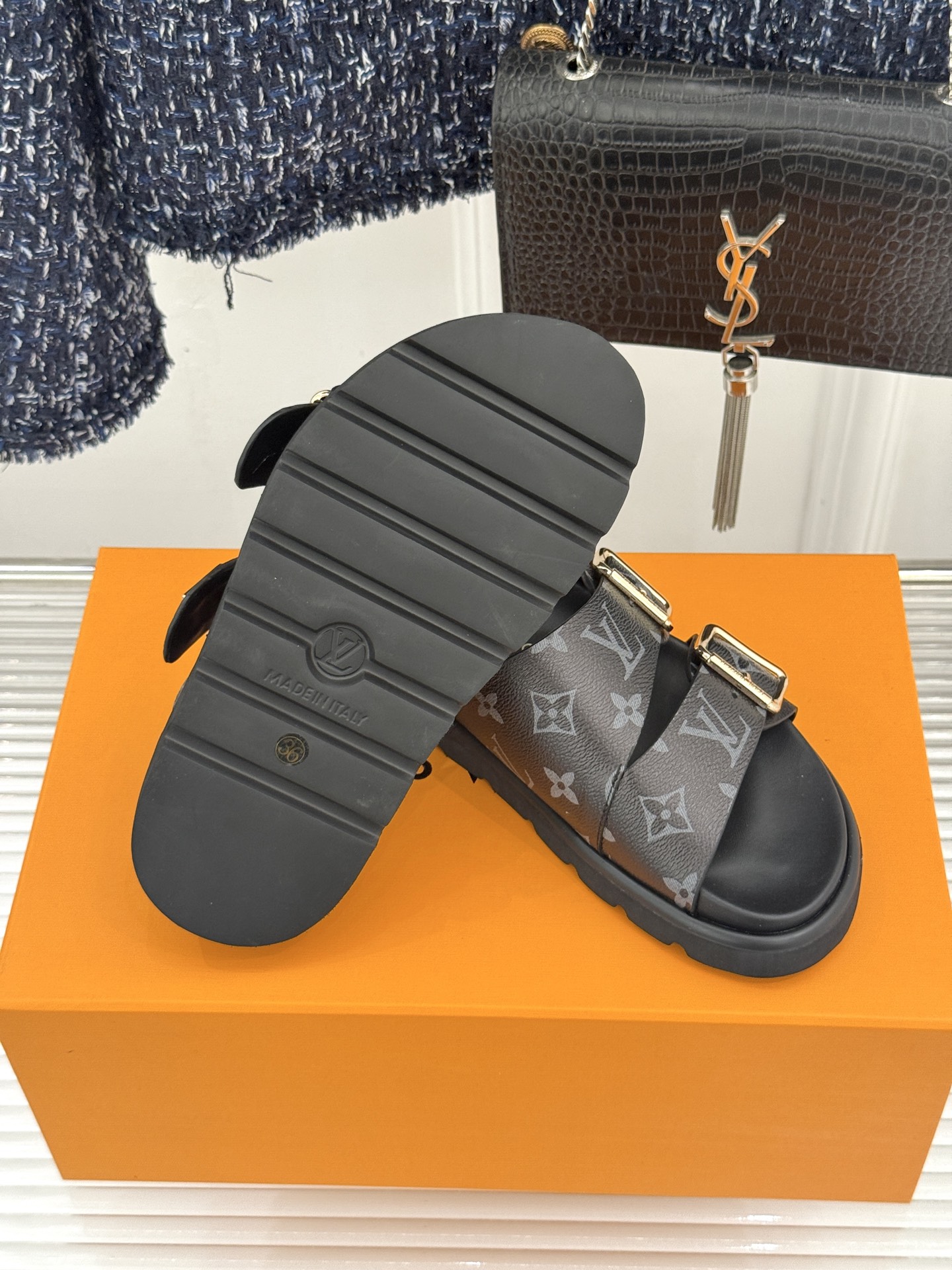 L*V驴牌经典情侣款老花懒人拖鞋这款真的人有钱人的拖鞋啊一看就很贵 而且不撞款呆萌的鞋型 对脚宽的宝宝很