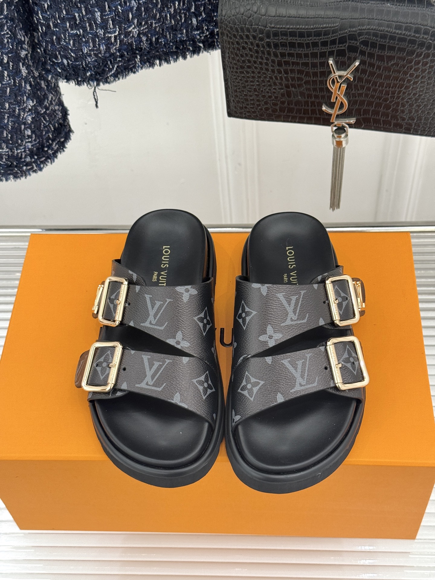 L*V驴牌经典情侣款老花懒人拖鞋这款真的人有钱人的拖鞋啊一看就很贵 而且不撞款呆萌的鞋型 对脚宽的宝宝很
