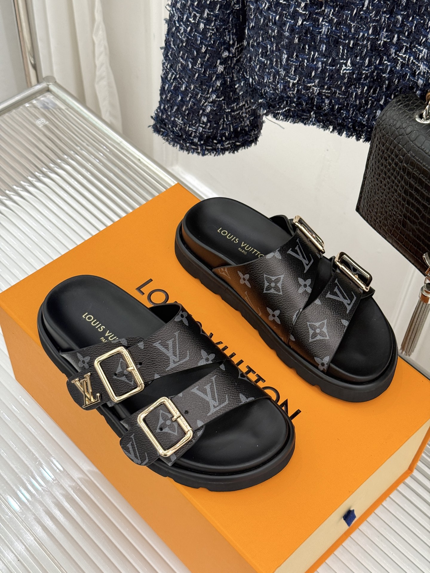 L*V驴牌经典情侣款老花懒人拖鞋这款真的人有钱人的拖鞋啊一看就很贵 而且不撞款呆萌的鞋型 对脚宽的宝宝很