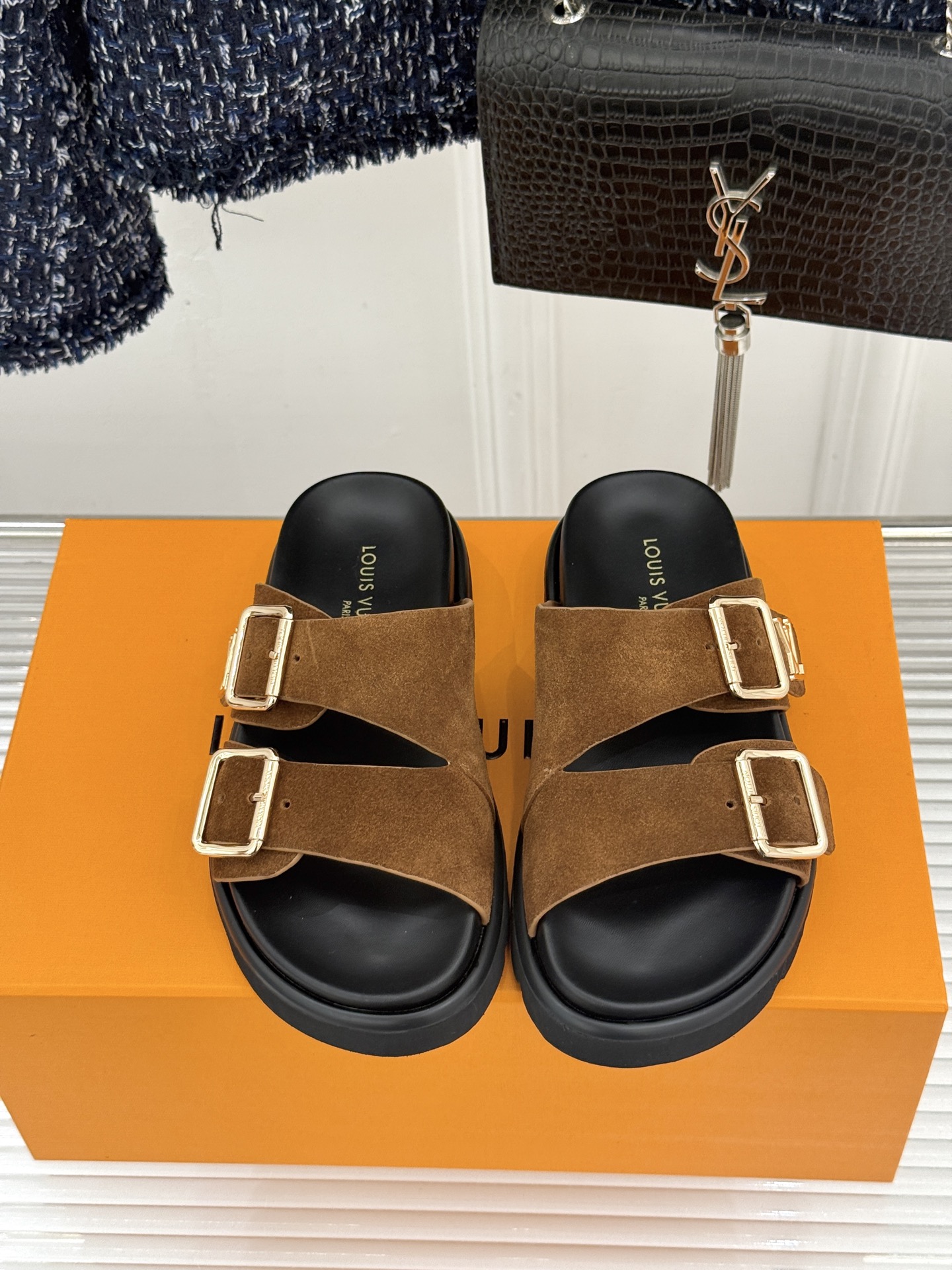 L*V驴牌经典情侣款老花懒人拖鞋这款真的人有钱人的拖鞋啊一看就很贵 而且不撞款呆萌的鞋型 对脚宽的宝宝很