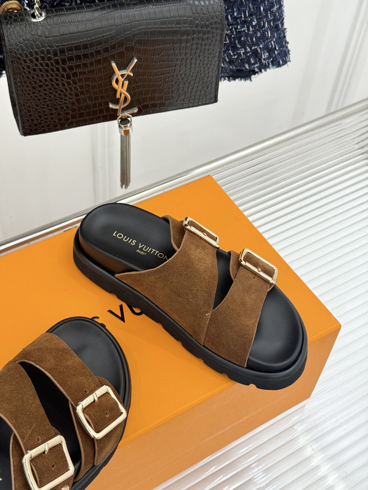 L*V驴牌经典情侣款老花懒人拖鞋这款真的人有钱人的拖鞋啊一看就很贵 而且不撞款呆萌的鞋型 对脚宽的宝宝很