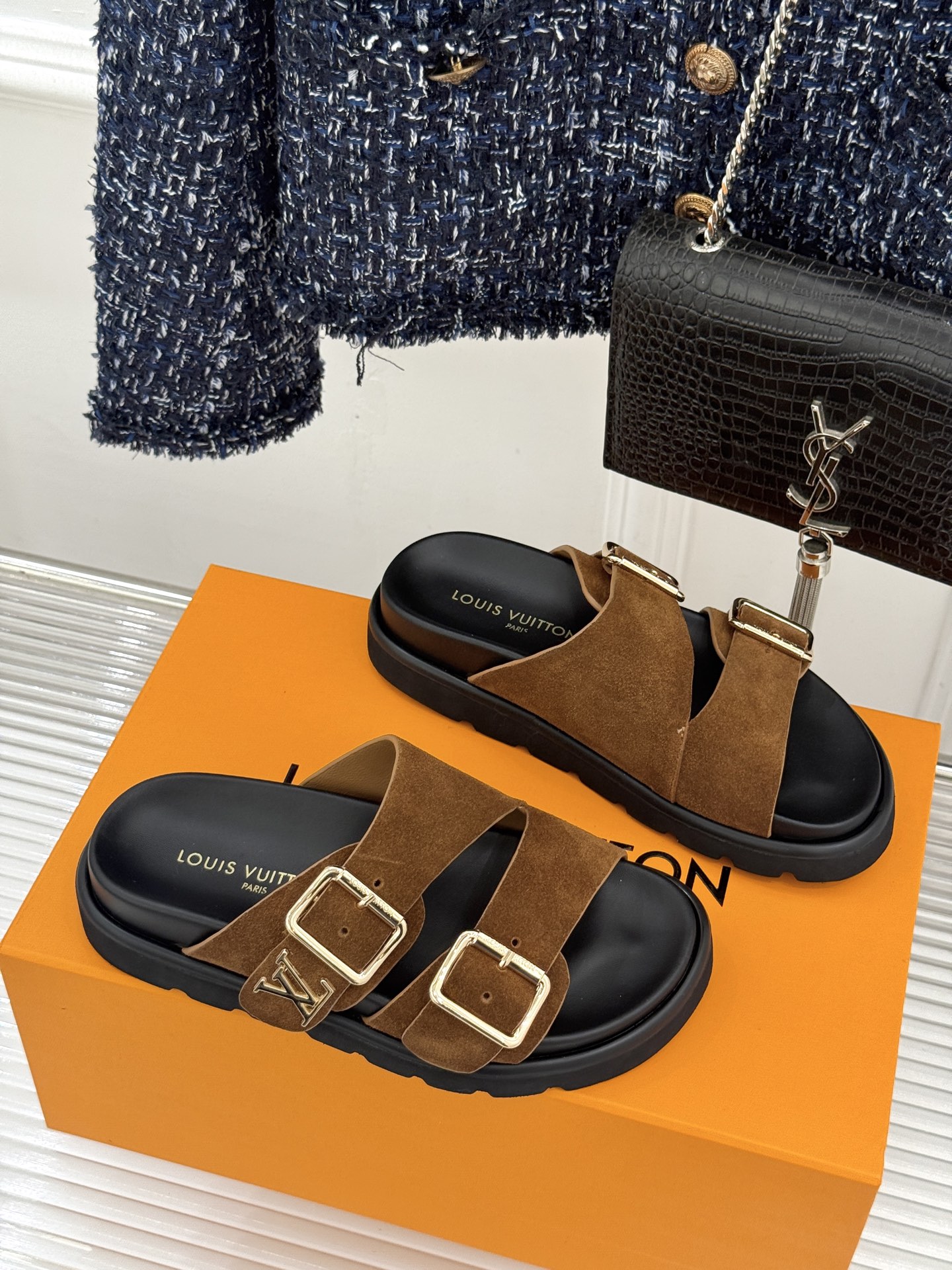 L*V驴牌经典情侣款老花懒人拖鞋这款真的人有钱人的拖鞋啊一看就很贵 而且不撞款呆萌的鞋型 对脚宽的宝宝很