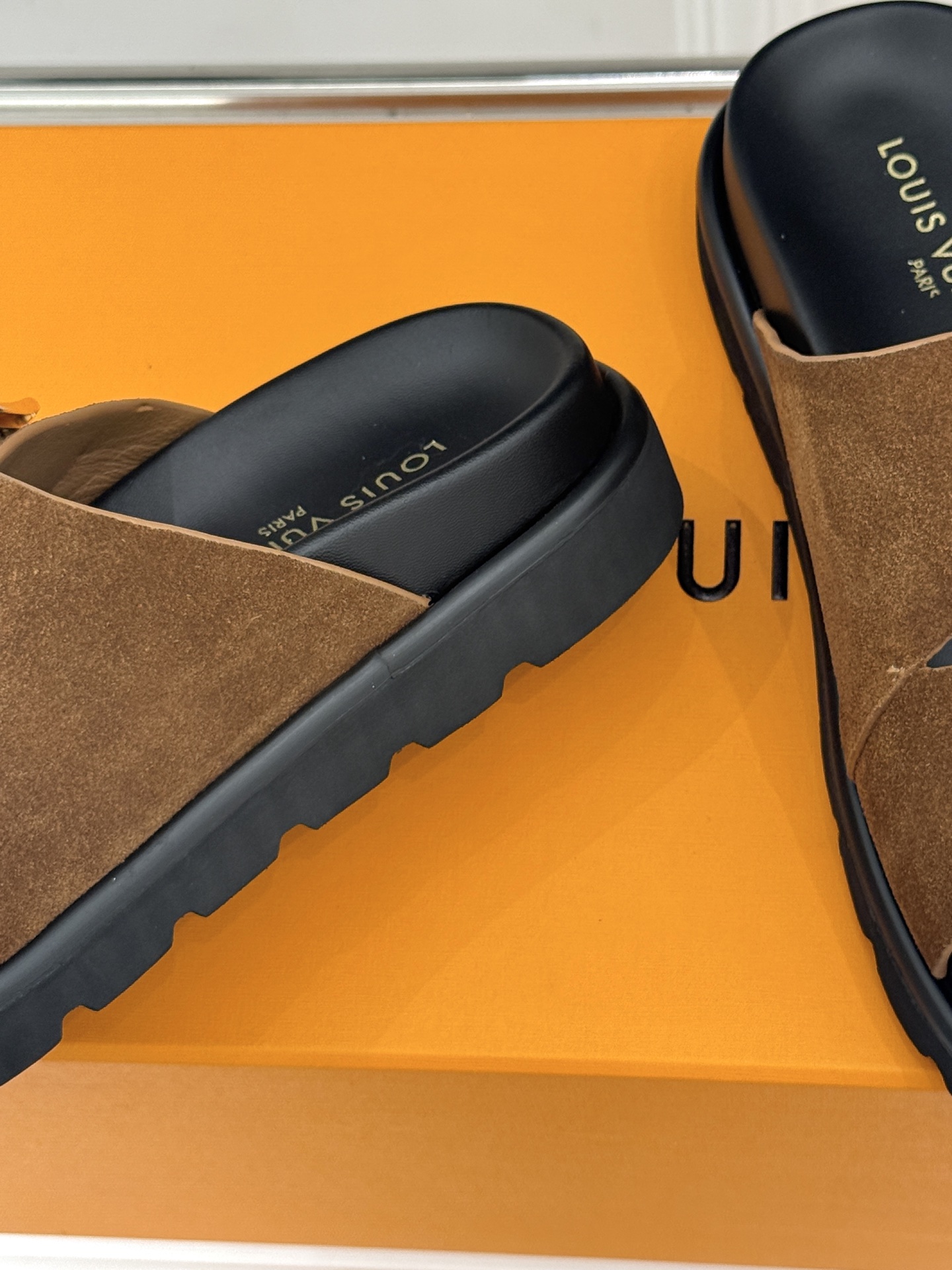 L*V驴牌经典情侣款老花懒人拖鞋这款真的人有钱人的拖鞋啊一看就很贵 而且不撞款呆萌的鞋型 对脚宽的宝宝很