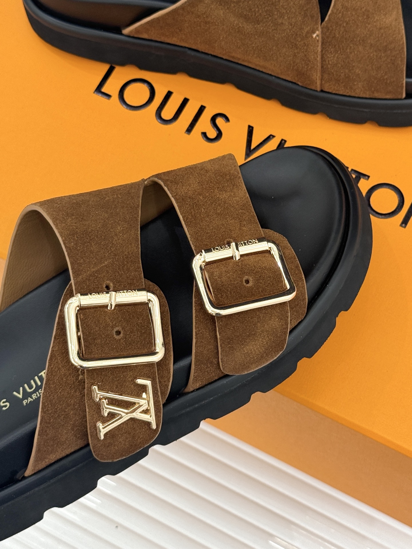 L*V驴牌经典情侣款老花懒人拖鞋这款真的人有钱人的拖鞋啊一看就很贵 而且不撞款呆萌的鞋型 对脚宽的宝宝很