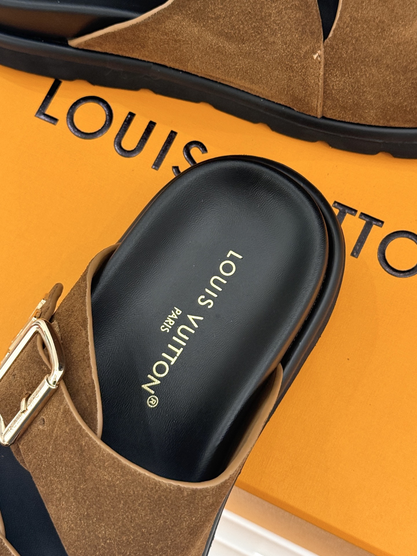 L*V驴牌经典情侣款老花懒人拖鞋这款真的人有钱人的拖鞋啊一看就很贵 而且不撞款呆萌的鞋型 对脚宽的宝宝很