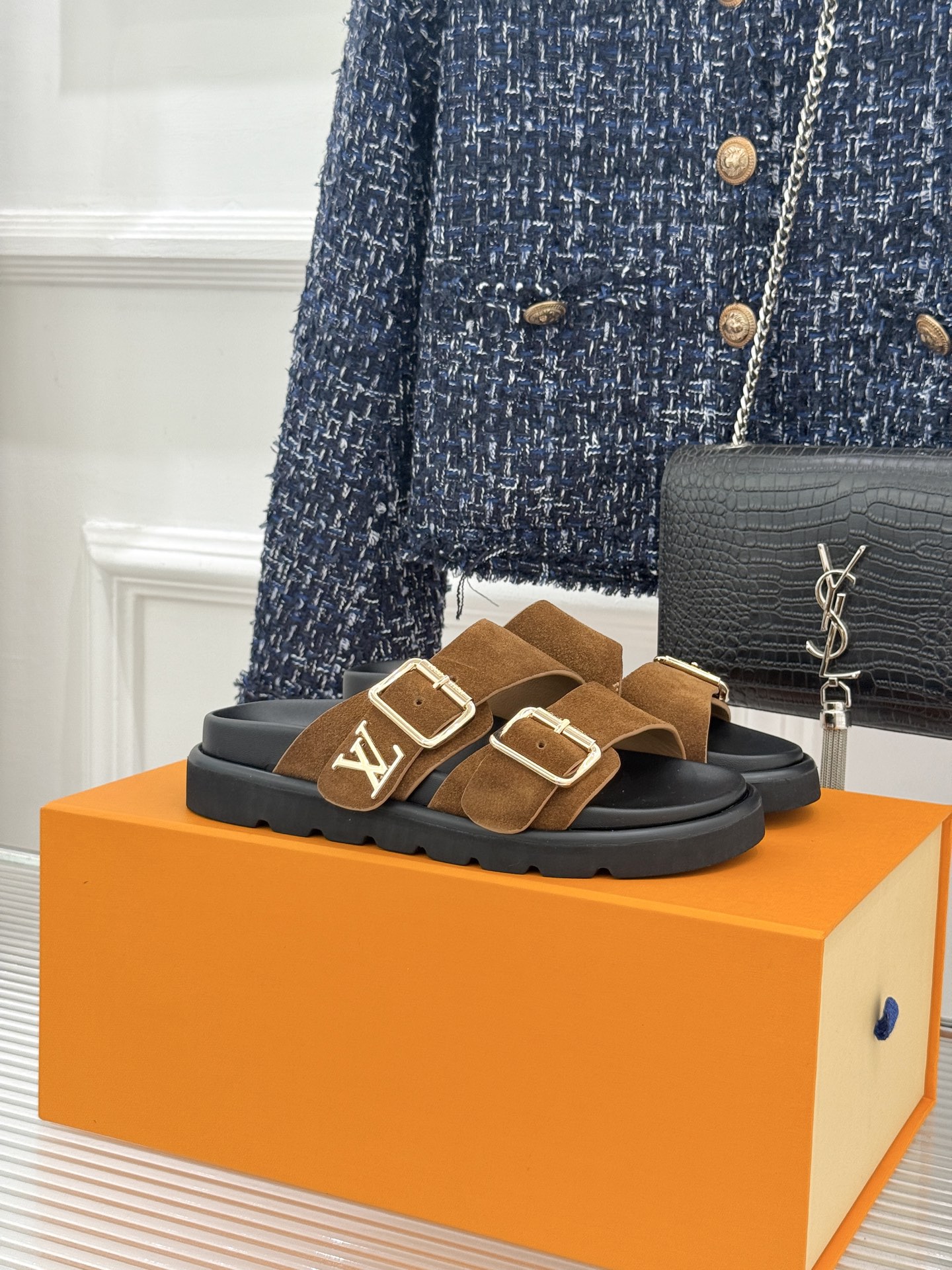 L*V驴牌经典情侣款老花懒人拖鞋这款真的人有钱人的拖鞋啊一看就很贵 而且不撞款呆萌的鞋型 对脚宽的宝宝很