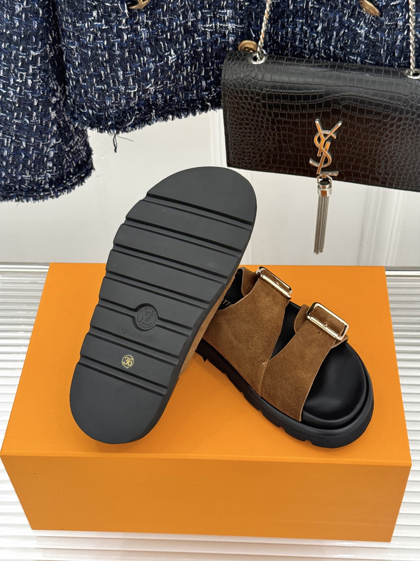 L*V驴牌经典情侣款老花懒人拖鞋这款真的人有钱人的拖鞋啊一看就很贵 而且不撞款呆萌的鞋型 对脚宽的宝宝很