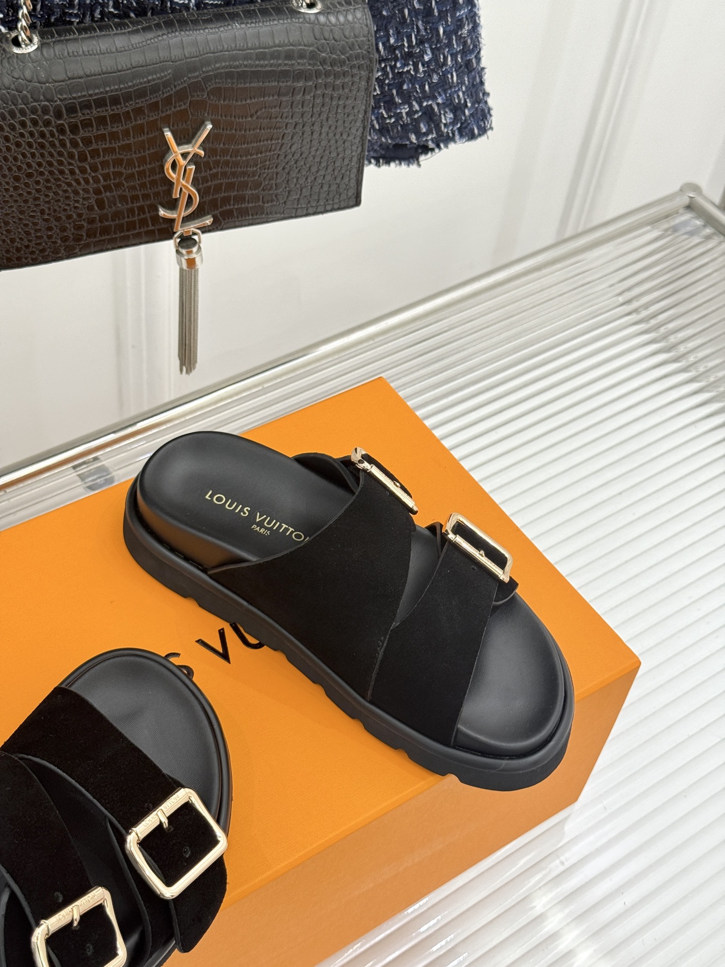 L*V驴牌经典情侣款老花懒人拖鞋这款真的人有钱人的拖鞋啊一看就很贵 而且不撞款呆萌的鞋型 对脚宽的宝宝很