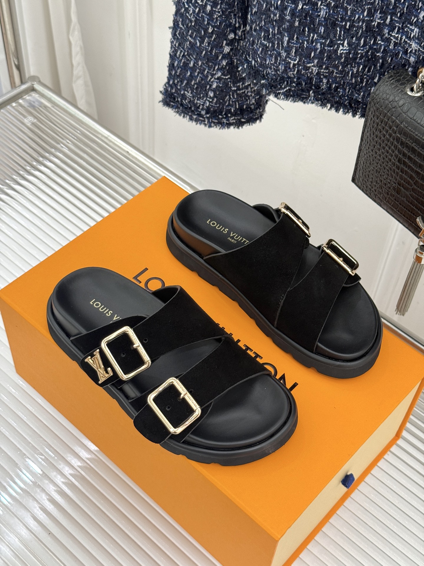 L*V驴牌经典情侣款老花懒人拖鞋这款真的人有钱人的拖鞋啊一看就很贵 而且不撞款呆萌的鞋型 对脚宽的宝宝很