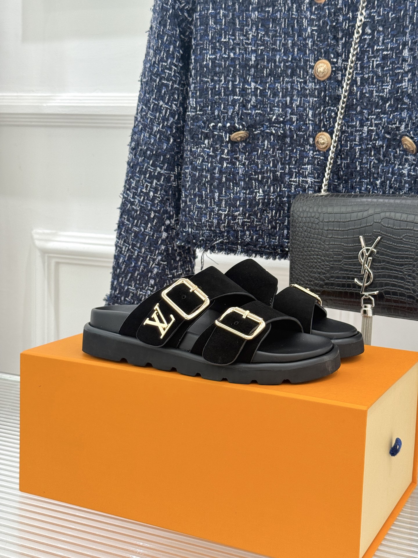 L*V驴牌经典情侣款老花懒人拖鞋这款真的人有钱人的拖鞋啊一看就很贵 而且不撞款呆萌的鞋型 对脚宽的宝宝很