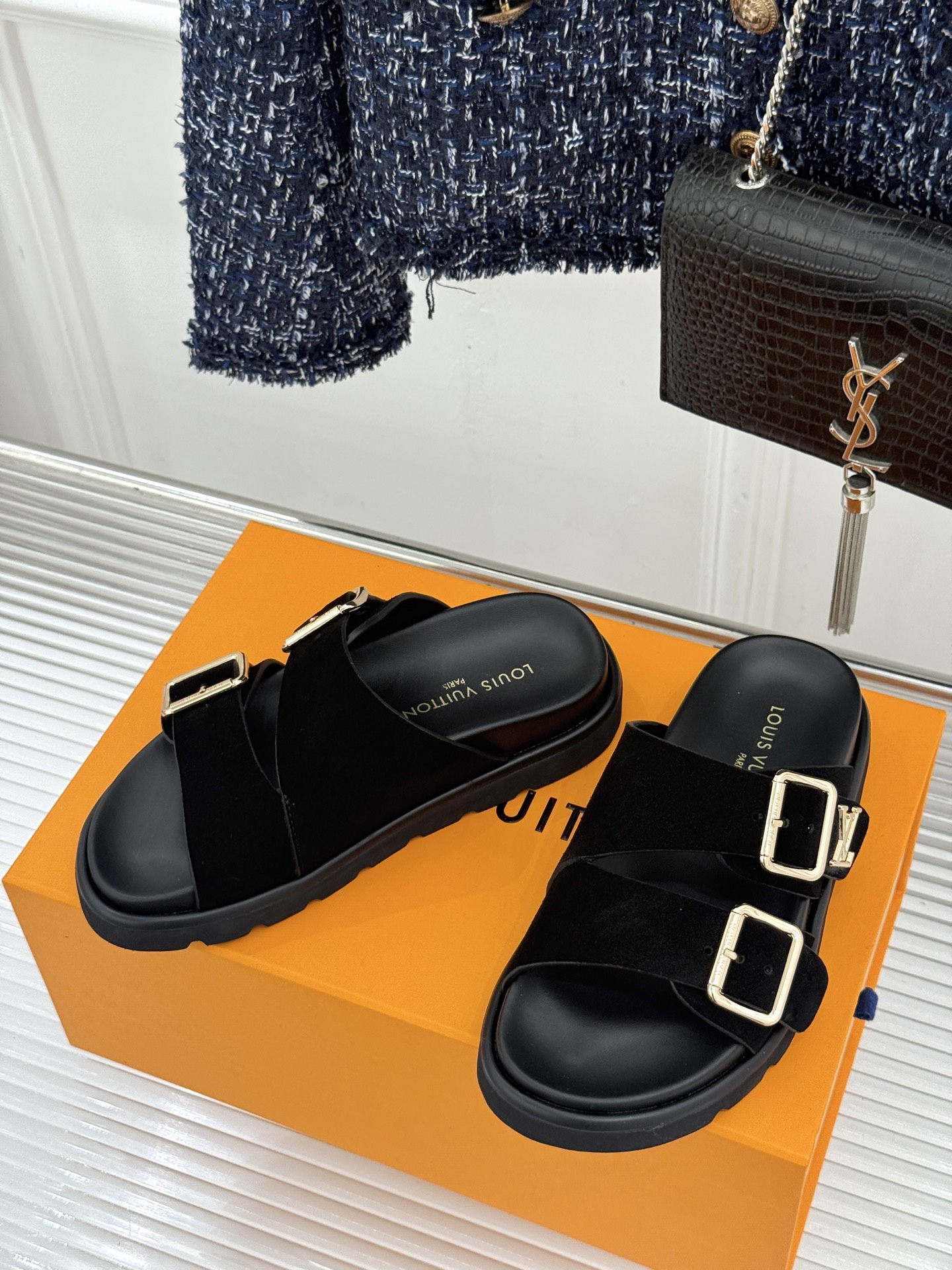 L*V驴牌经典情侣款老花懒人拖鞋这款真的人有钱人的拖鞋啊一看就很贵 而且不撞款呆萌的鞋型 对脚宽的宝宝很