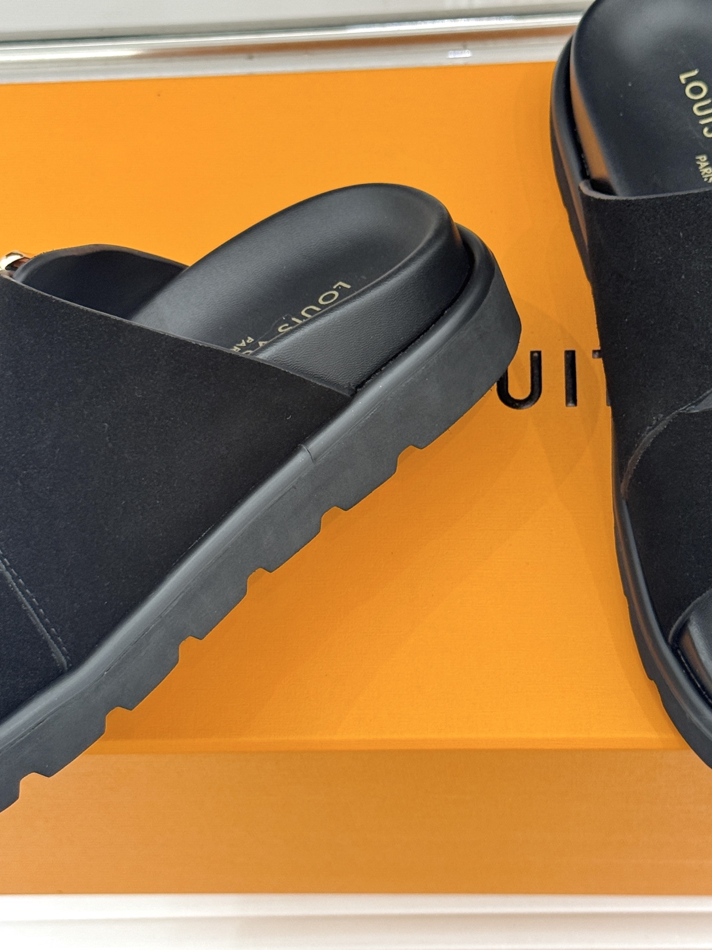 L*V驴牌经典情侣款老花懒人拖鞋这款真的人有钱人的拖鞋啊一看就很贵 而且不撞款呆萌的鞋型 对脚宽的宝宝很