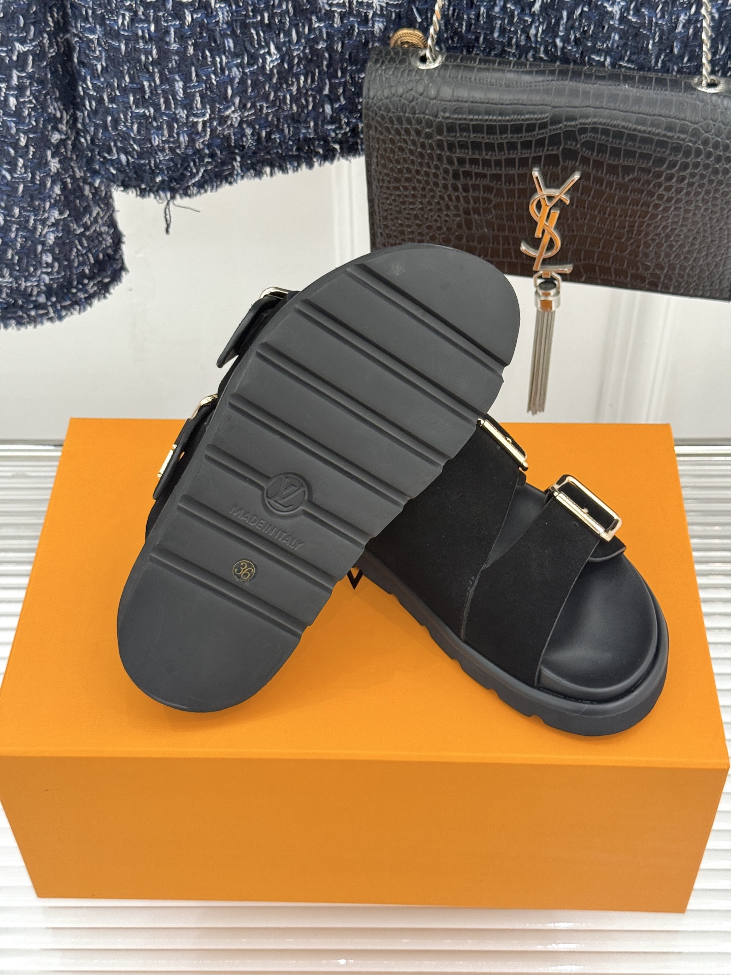 L*V驴牌经典情侣款老花懒人拖鞋这款真的人有钱人的拖鞋啊一看就很贵 而且不撞款呆萌的鞋型 对脚宽的宝宝很