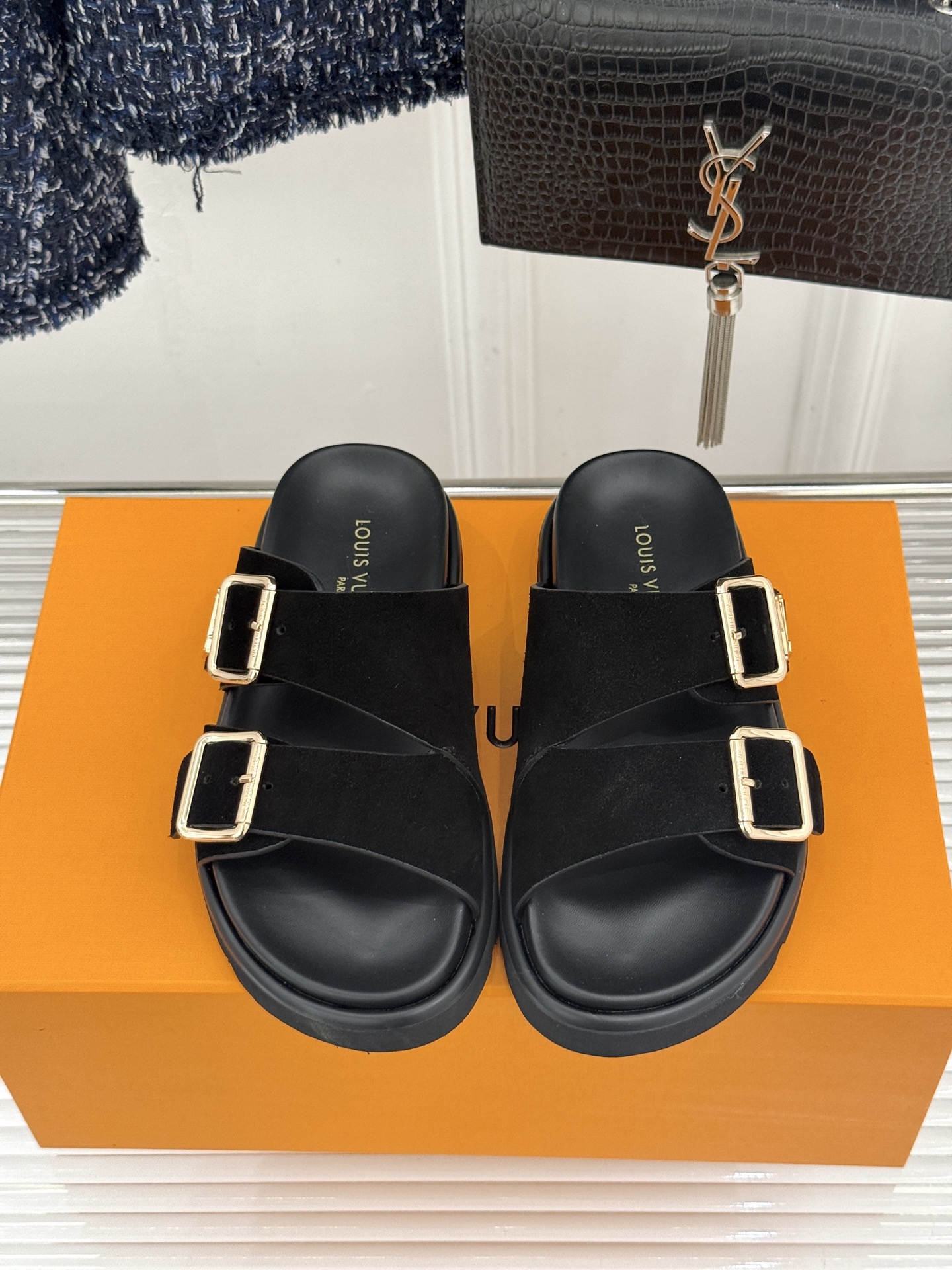 L*V驴牌经典情侣款老花懒人拖鞋这款真的人有钱人的拖鞋啊一看就很贵 而且不撞款呆萌的鞋型 对脚宽的宝宝很