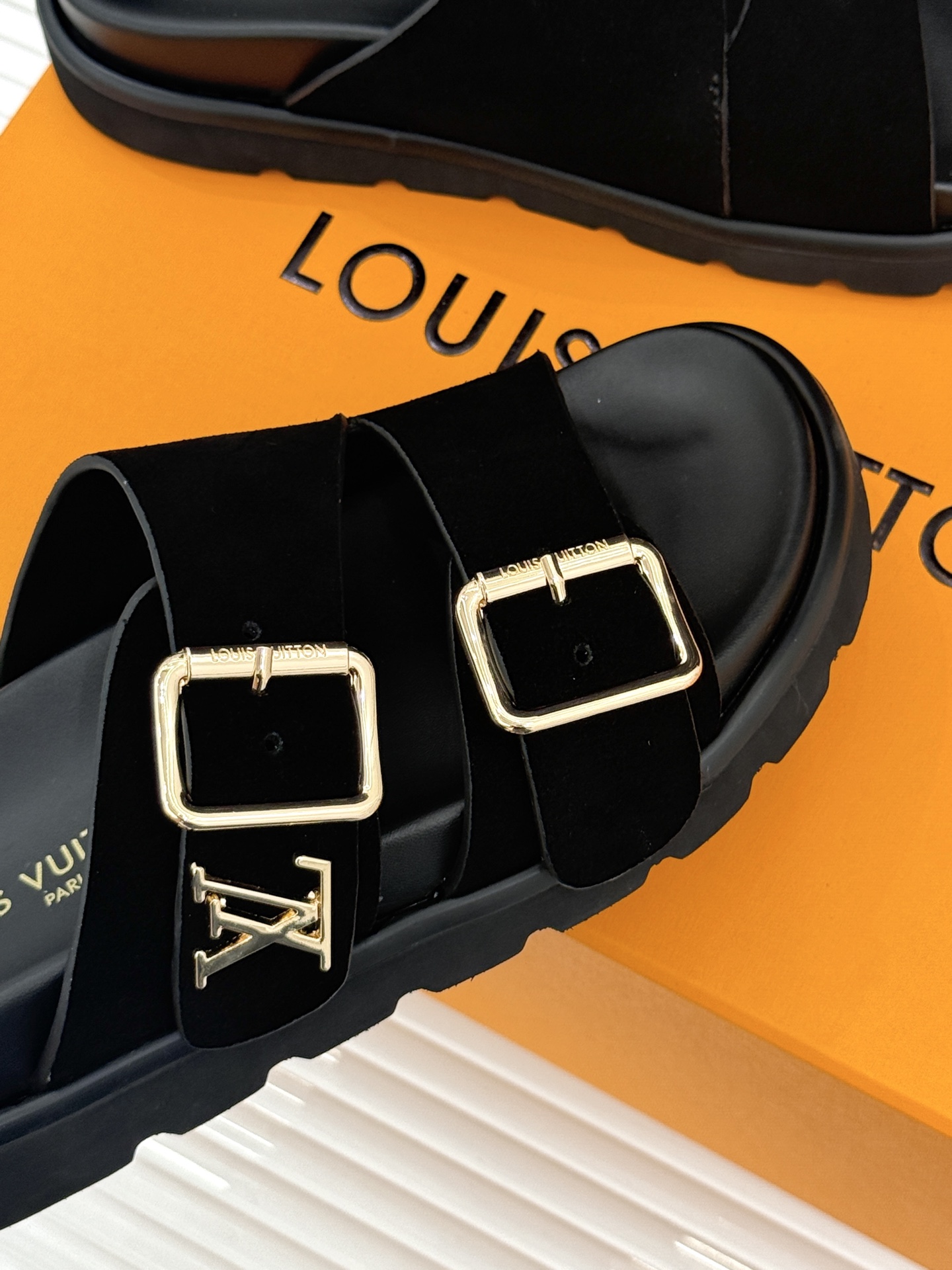 L*V驴牌经典情侣款老花懒人拖鞋这款真的人有钱人的拖鞋啊一看就很贵 而且不撞款呆萌的鞋型 对脚宽的宝宝很