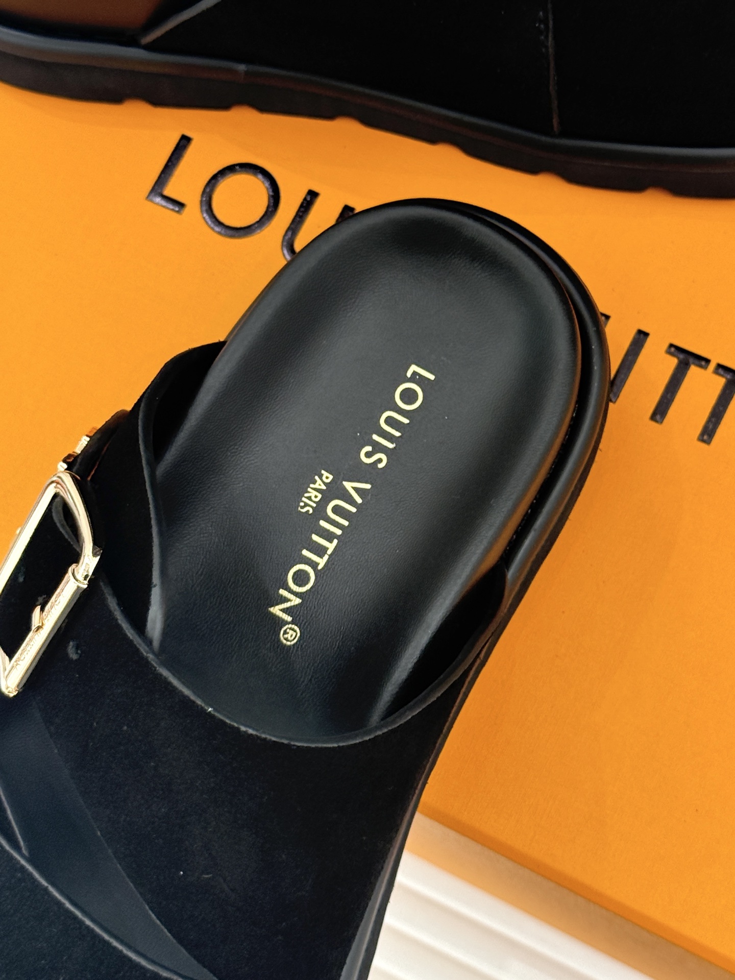 L*V驴牌经典情侣款老花懒人拖鞋这款真的人有钱人的拖鞋啊一看就很贵 而且不撞款呆萌的鞋型 对脚宽的宝宝很