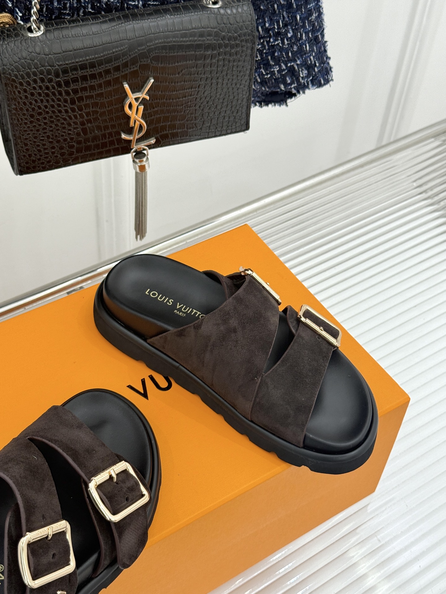 L*V驴牌经典情侣款老花懒人拖鞋这款真的人有钱人的拖鞋啊一看就很贵 而且不撞款呆萌的鞋型 对脚宽的宝宝很