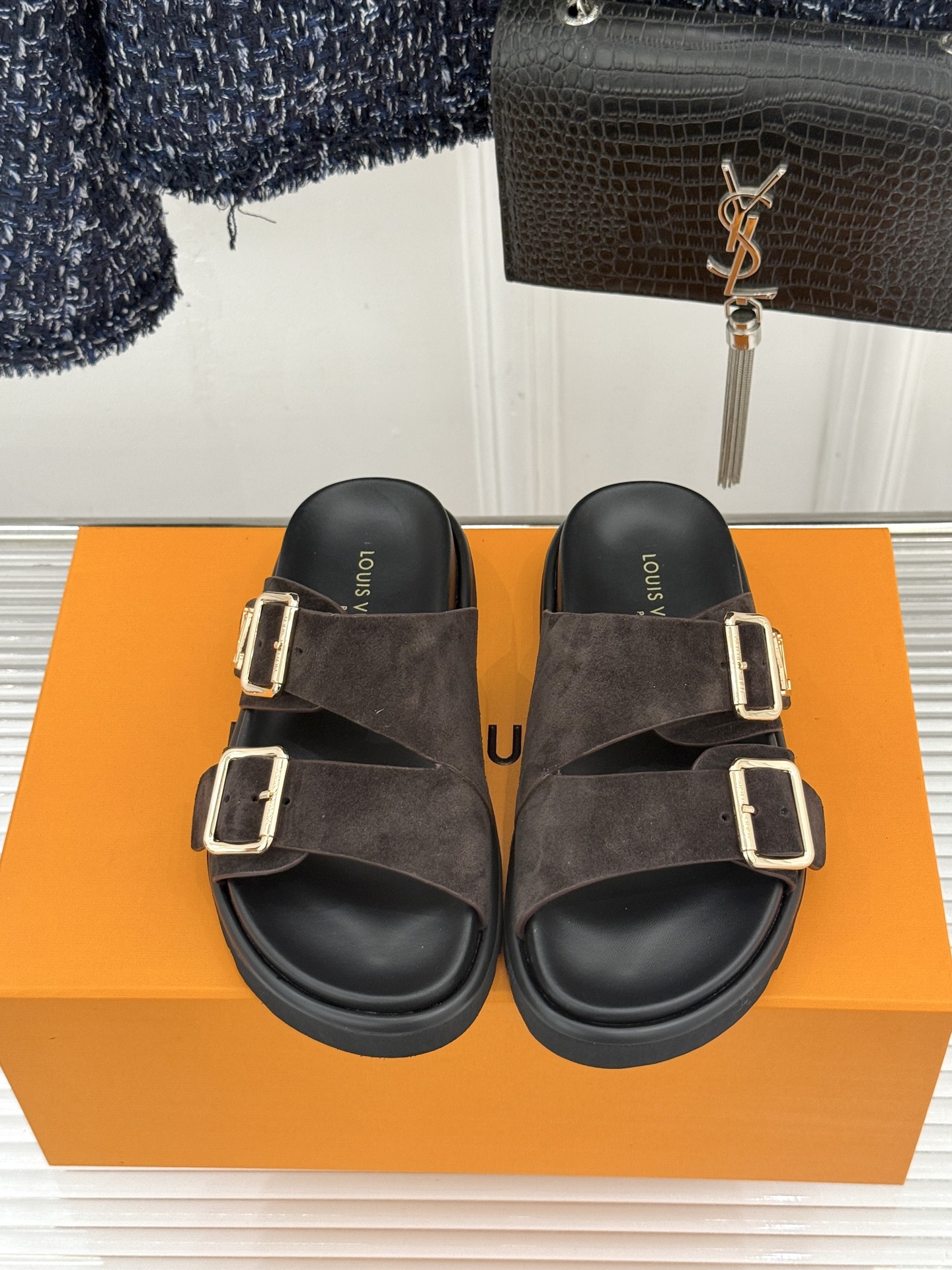 L*V驴牌经典情侣款老花懒人拖鞋这款真的人有钱人的拖鞋啊一看就很贵 而且不撞款呆萌的鞋型 对脚宽的宝宝很