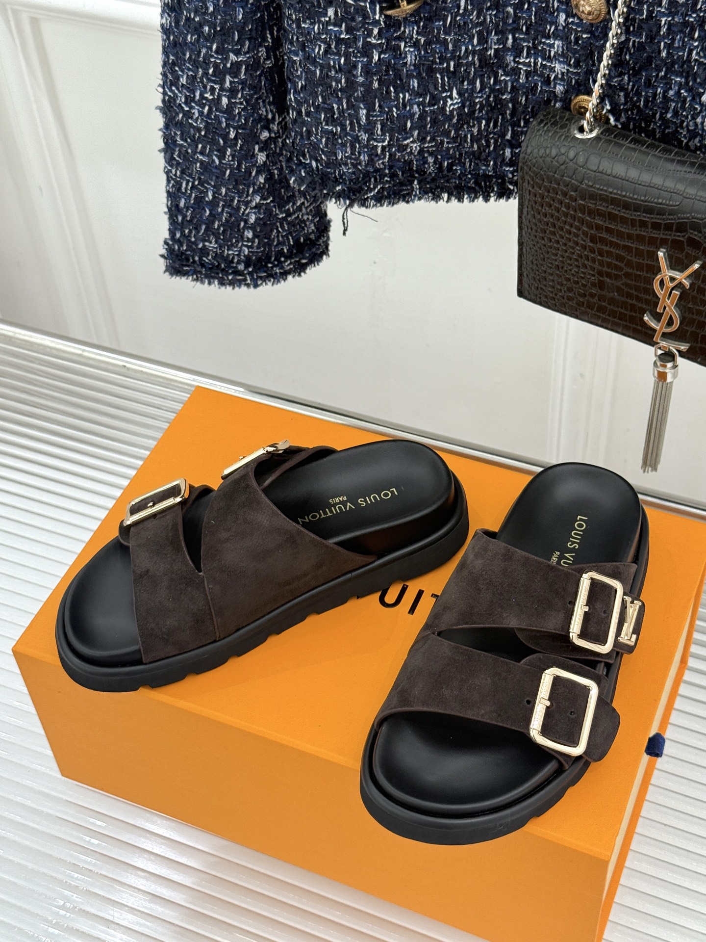 L*V驴牌经典情侣款老花懒人拖鞋这款真的人有钱人的拖鞋啊一看就很贵 而且不撞款呆萌的鞋型 对脚宽的宝宝很