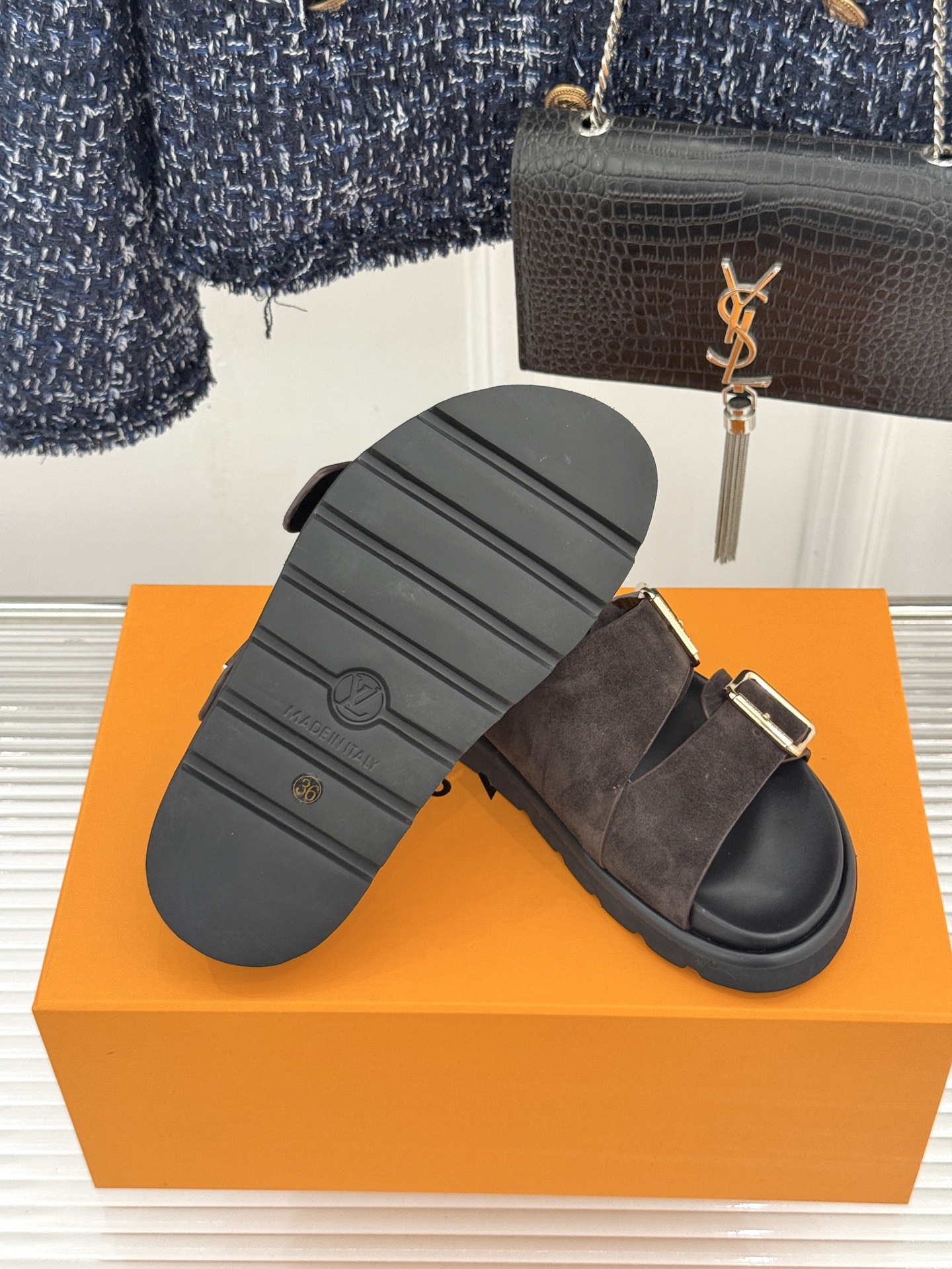 L*V驴牌经典情侣款老花懒人拖鞋这款真的人有钱人的拖鞋啊一看就很贵 而且不撞款呆萌的鞋型 对脚宽的宝宝很