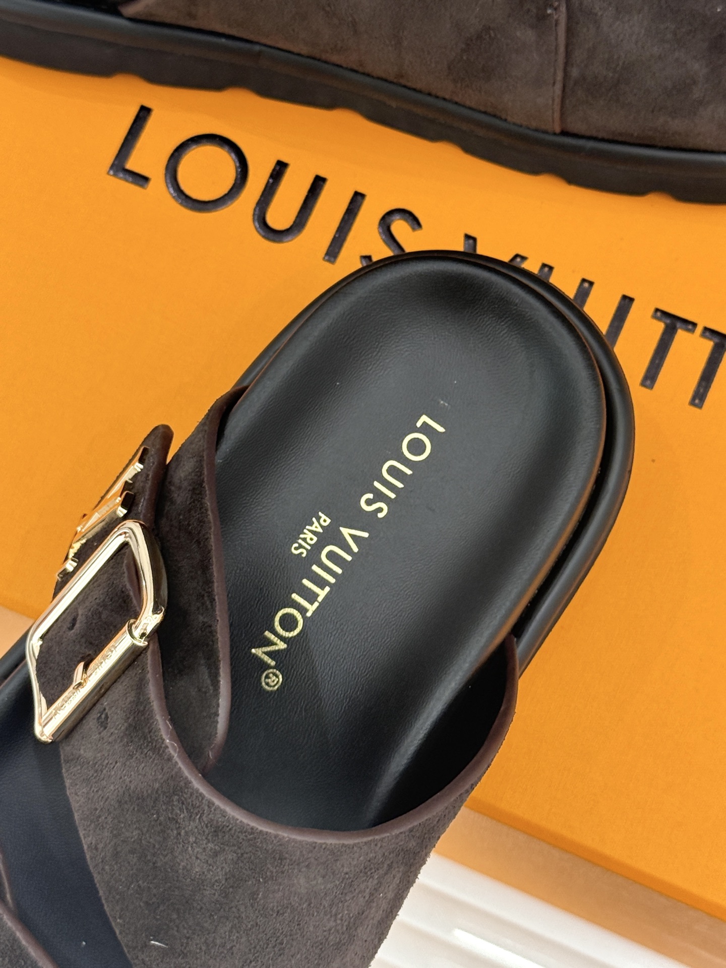 L*V驴牌经典情侣款老花懒人拖鞋这款真的人有钱人的拖鞋啊一看就很贵 而且不撞款呆萌的鞋型 对脚宽的宝宝很