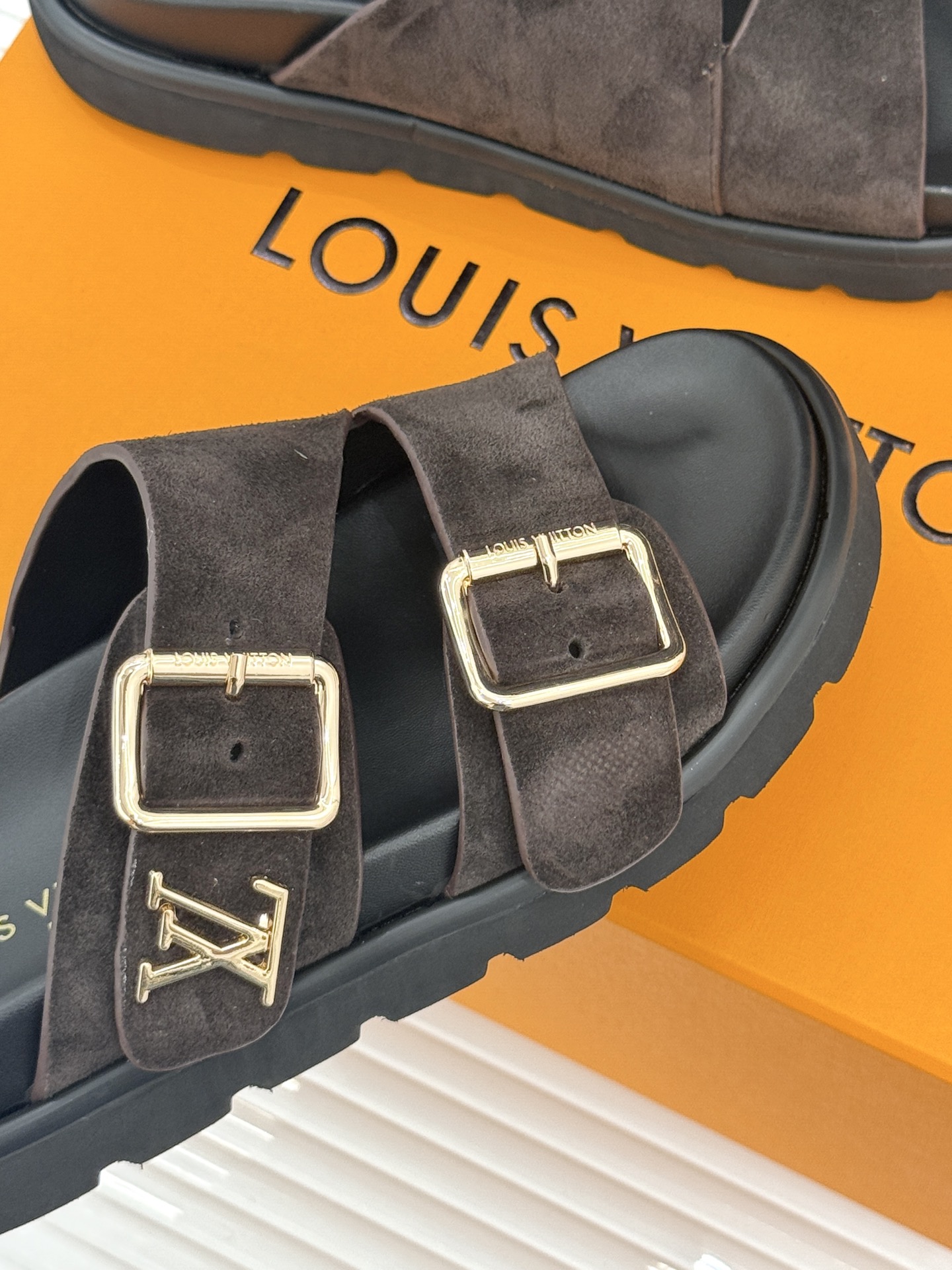 L*V驴牌经典情侣款老花懒人拖鞋这款真的人有钱人的拖鞋啊一看就很贵 而且不撞款呆萌的鞋型 对脚宽的宝宝很