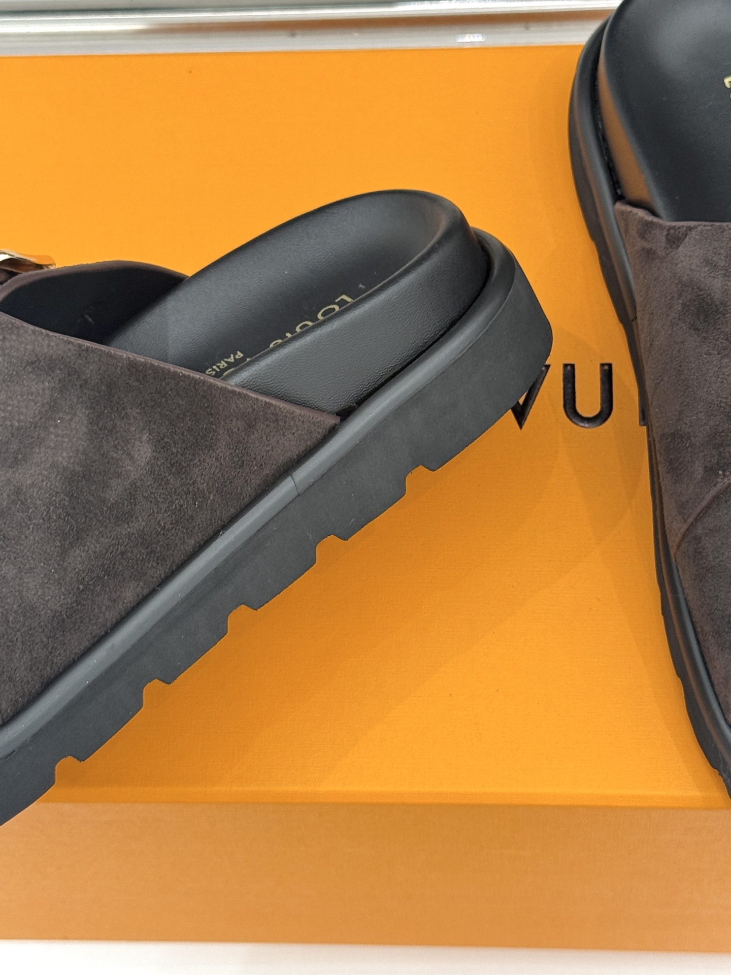 L*V驴牌经典情侣款老花懒人拖鞋这款真的人有钱人的拖鞋啊一看就很贵 而且不撞款呆萌的鞋型 对脚宽的宝宝很