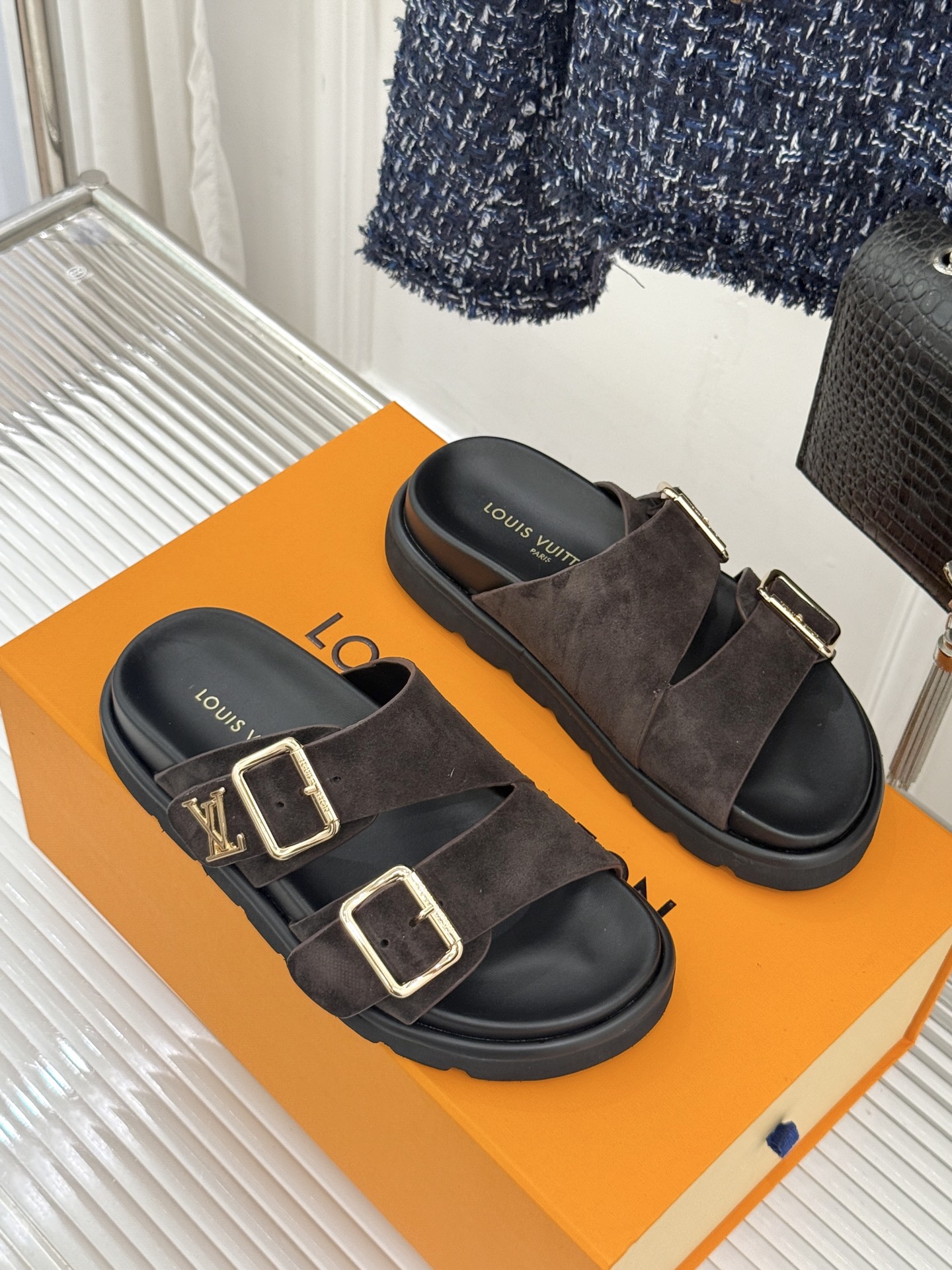 L*V驴牌经典情侣款老花懒人拖鞋这款真的人有钱人的拖鞋啊一看就很贵 而且不撞款呆萌的鞋型 对脚宽的宝宝很