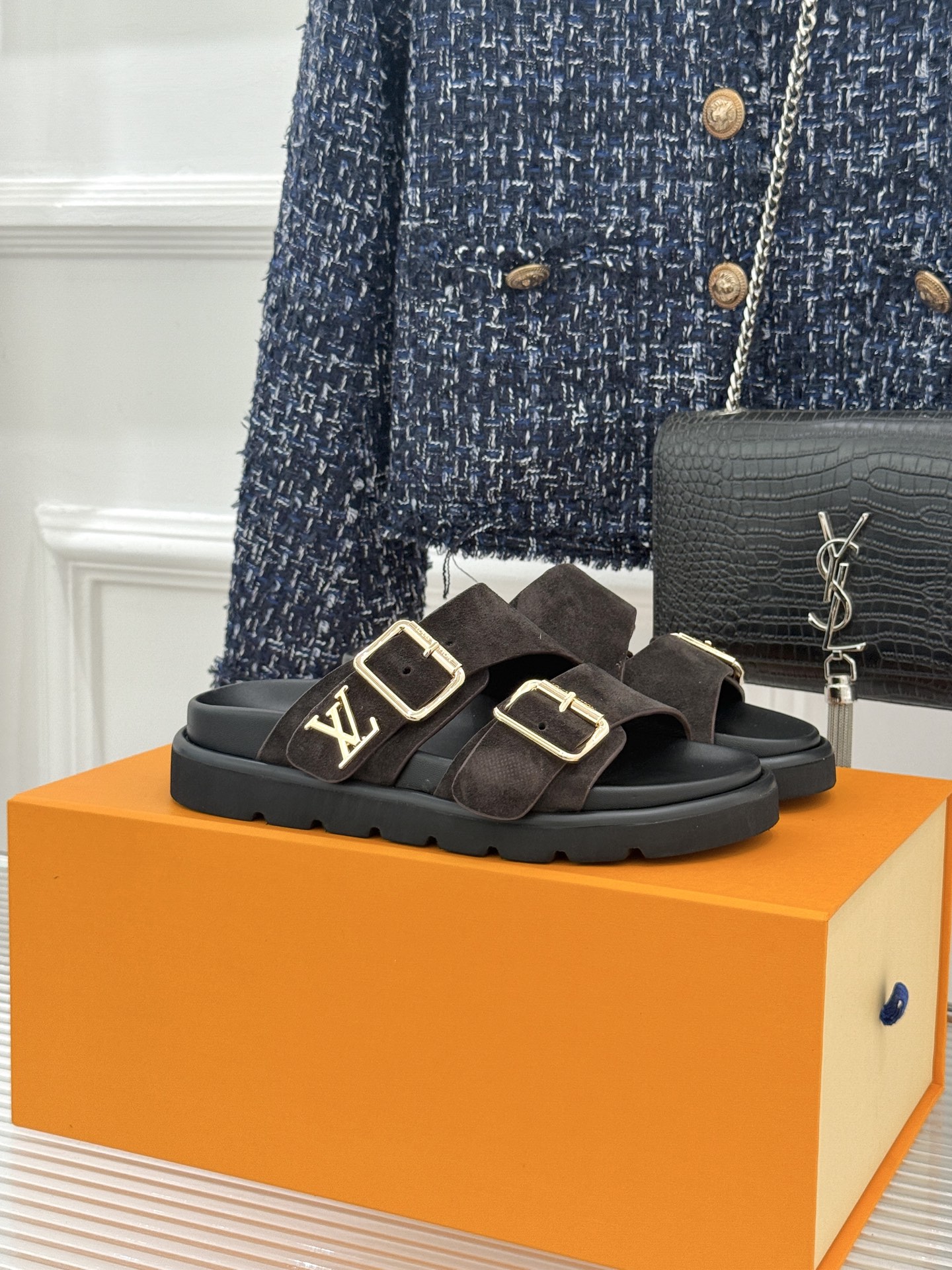 L*V驴牌经典情侣款老花懒人拖鞋这款真的人有钱人的拖鞋啊一看就很贵 而且不撞款呆萌的鞋型 对脚宽的宝宝很