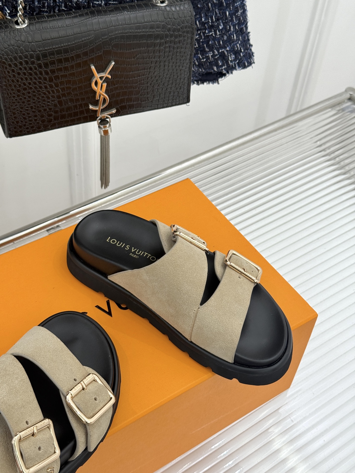 L*V驴牌经典情侣款老花懒人拖鞋这款真的人有钱人的拖鞋啊一看就很贵 而且不撞款呆萌的鞋型 对脚宽的宝宝很