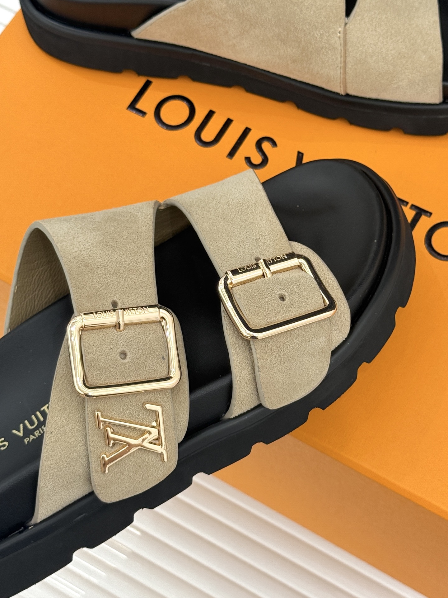 L*V驴牌经典情侣款老花懒人拖鞋这款真的人有钱人的拖鞋啊一看就很贵 而且不撞款呆萌的鞋型 对脚宽的宝宝很