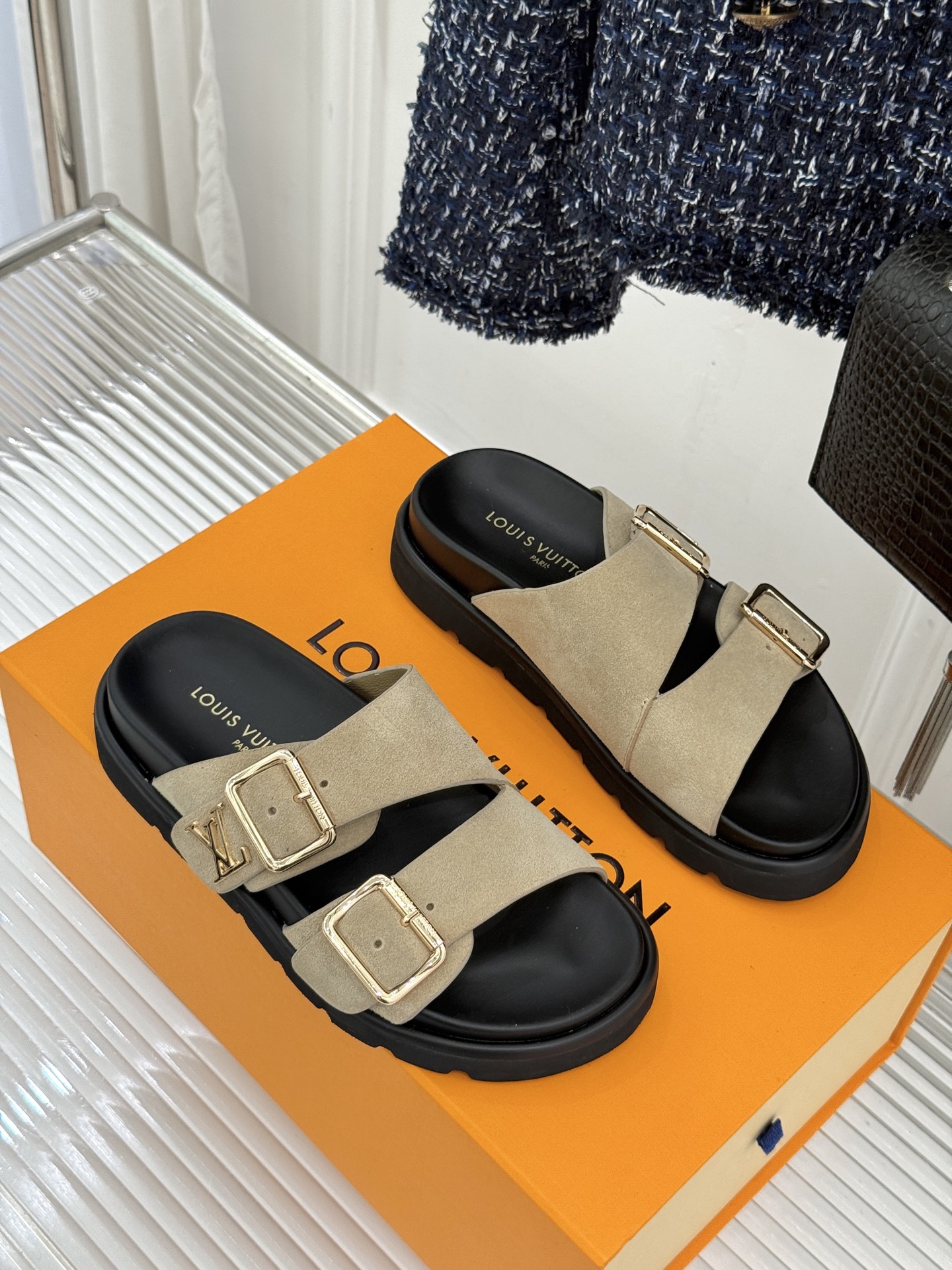 L*V驴牌经典情侣款老花懒人拖鞋这款真的人有钱人的拖鞋啊一看就很贵 而且不撞款呆萌的鞋型 对脚宽的宝宝很