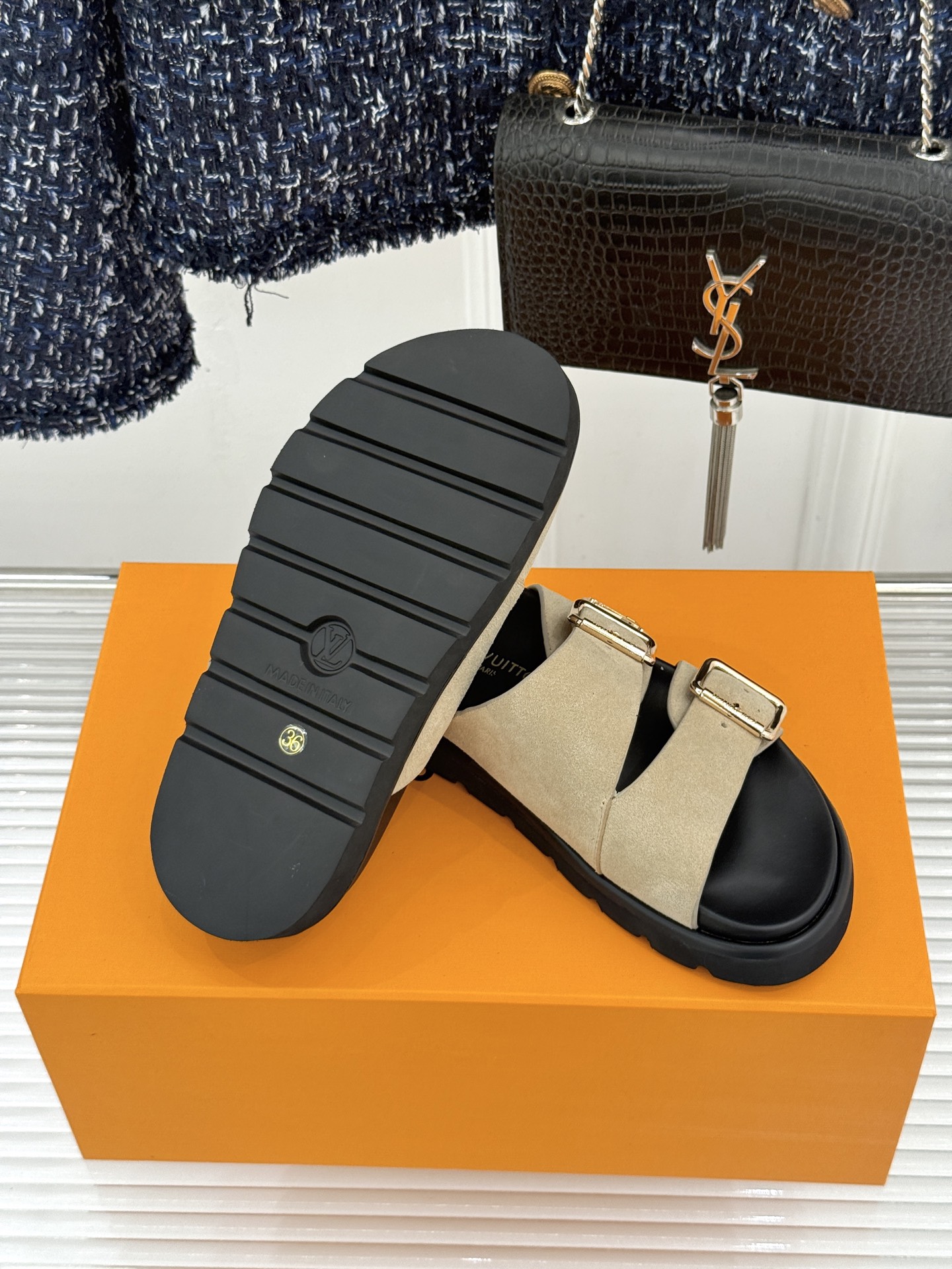 L*V驴牌经典情侣款老花懒人拖鞋这款真的人有钱人的拖鞋啊一看就很贵 而且不撞款呆萌的鞋型 对脚宽的宝宝很