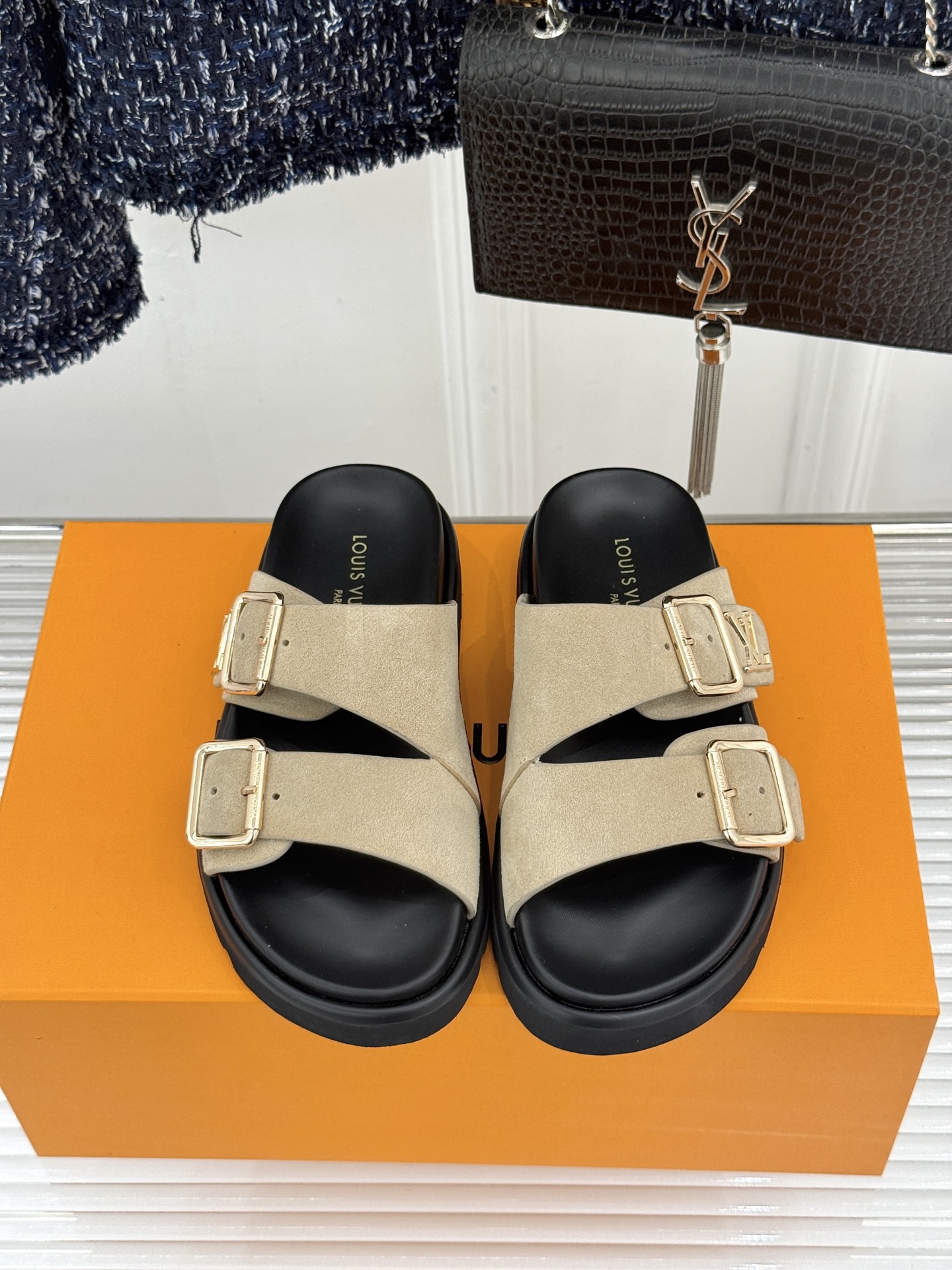 L*V驴牌经典情侣款老花懒人拖鞋这款真的人有钱人的拖鞋啊一看就很贵 而且不撞款呆萌的鞋型 对脚宽的宝宝很