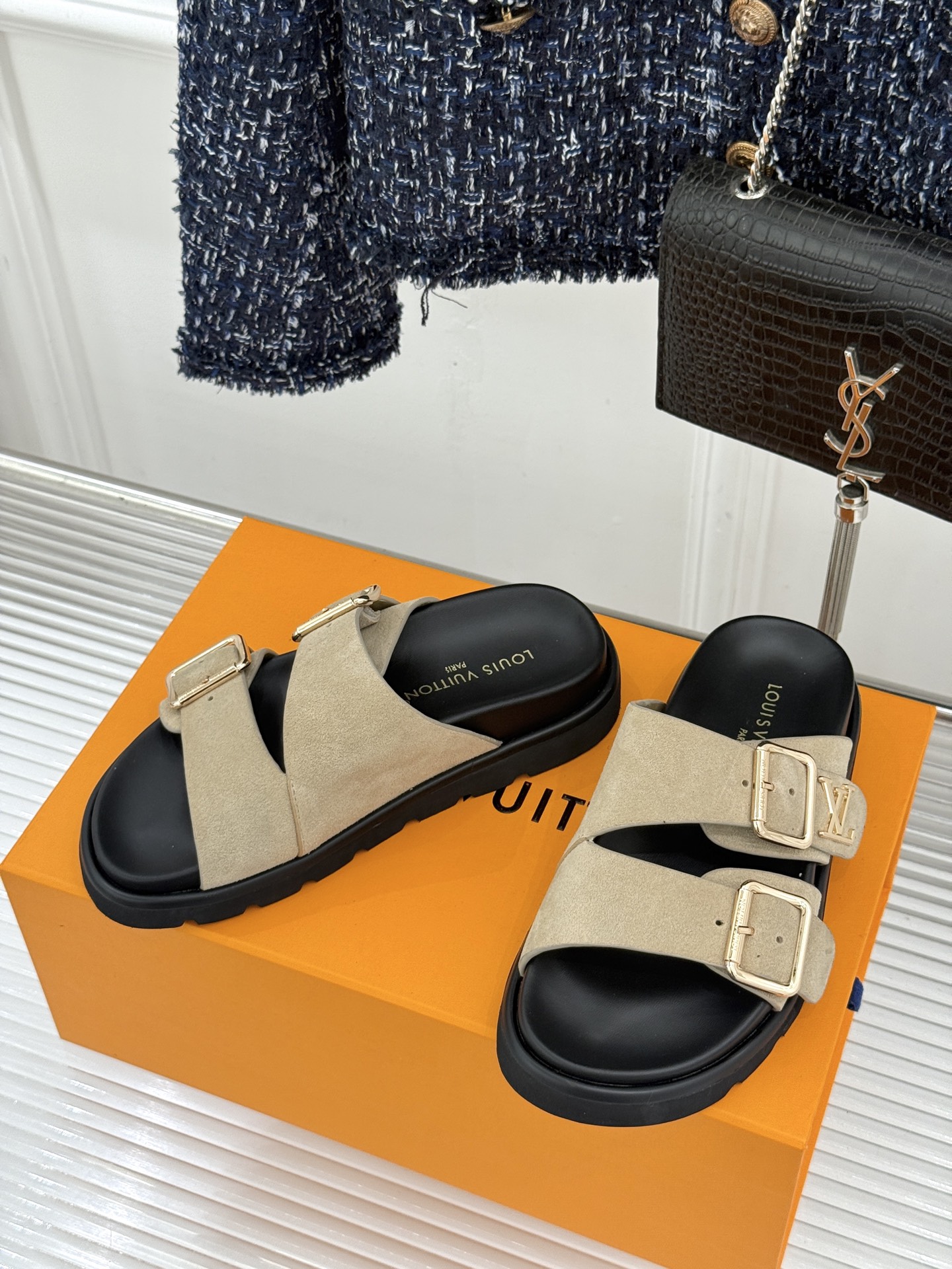 L*V驴牌经典情侣款老花懒人拖鞋这款真的人有钱人的拖鞋啊一看就很贵 而且不撞款呆萌的鞋型 对脚宽的宝宝很
