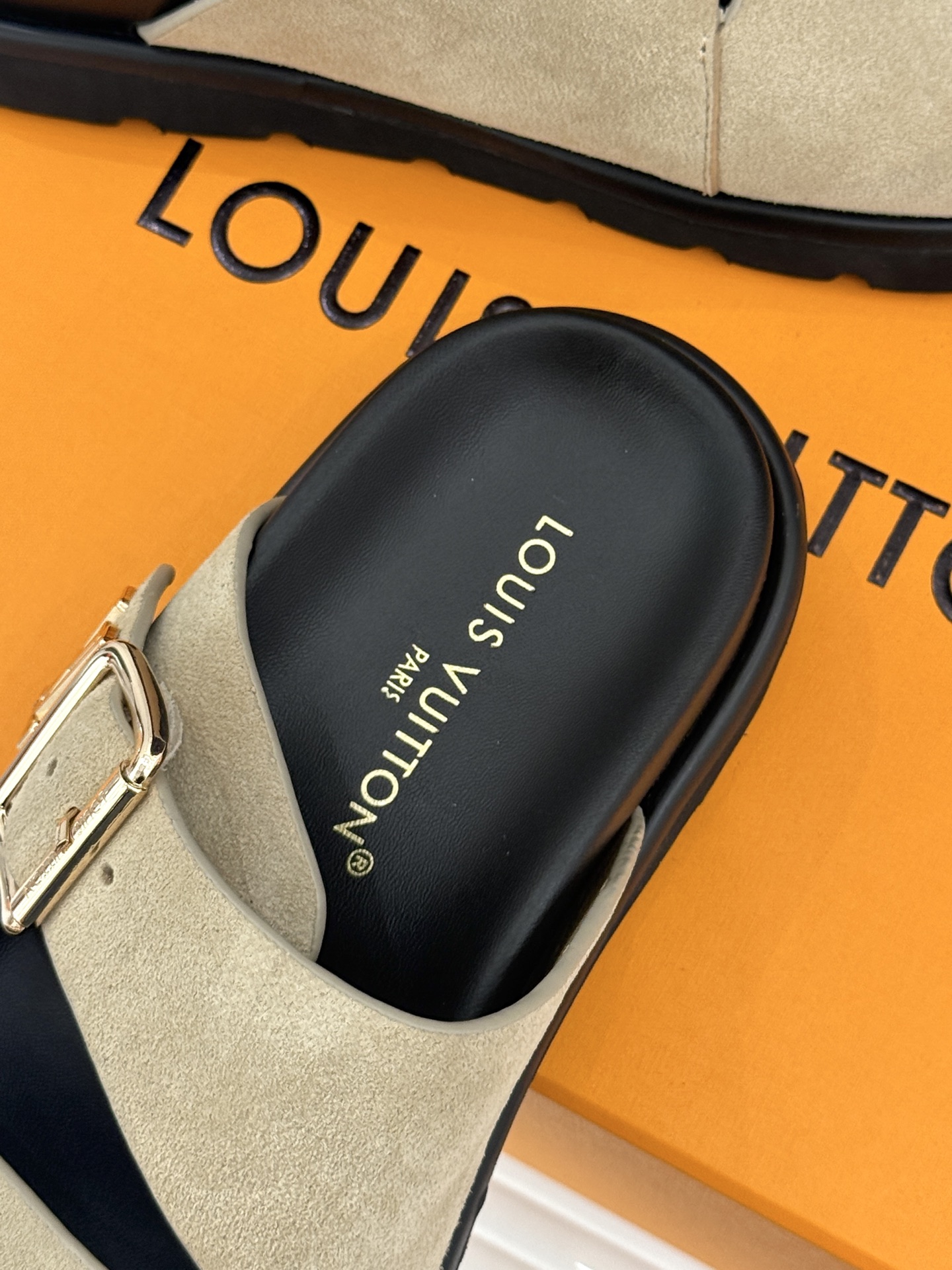 L*V驴牌经典情侣款老花懒人拖鞋这款真的人有钱人的拖鞋啊一看就很贵 而且不撞款呆萌的鞋型 对脚宽的宝宝很