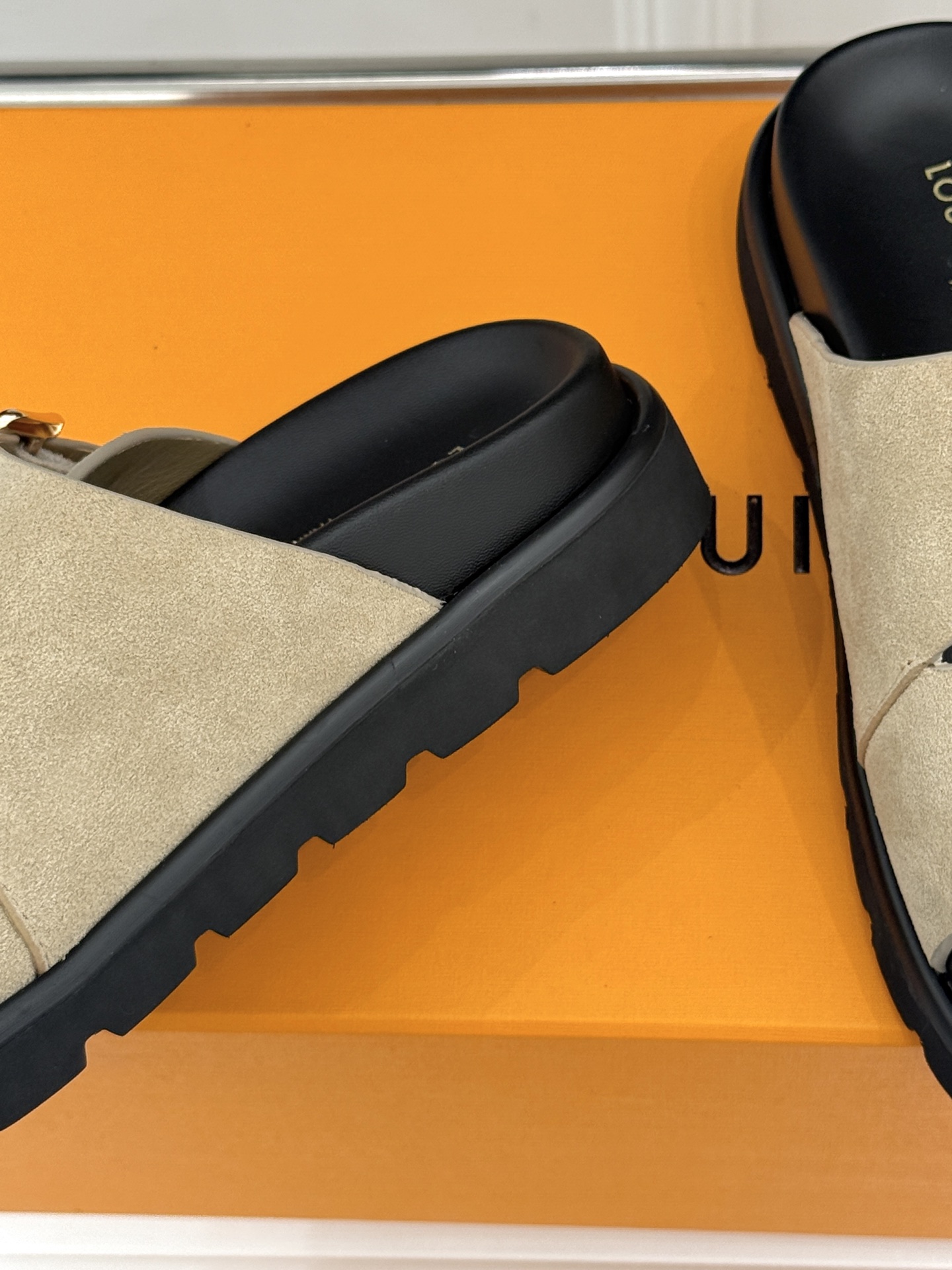 L*V驴牌经典情侣款老花懒人拖鞋这款真的人有钱人的拖鞋啊一看就很贵 而且不撞款呆萌的鞋型 对脚宽的宝宝很