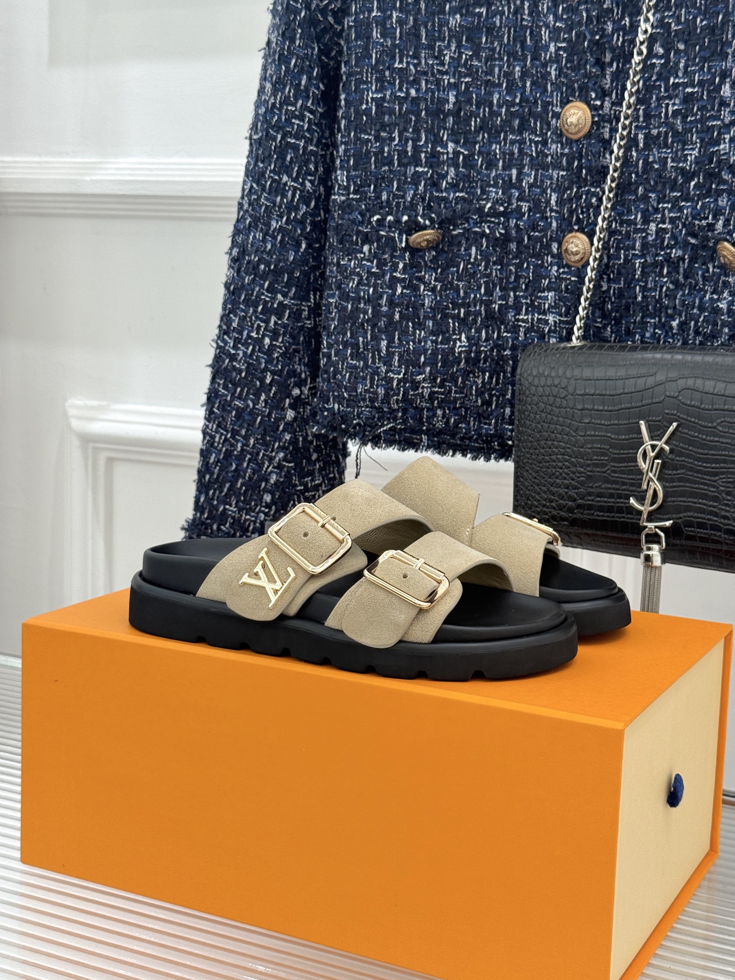 L*V驴牌经典情侣款老花懒人拖鞋这款真的人有钱人的拖鞋啊一看就很贵 而且不撞款呆萌的鞋型 对脚宽的宝宝很