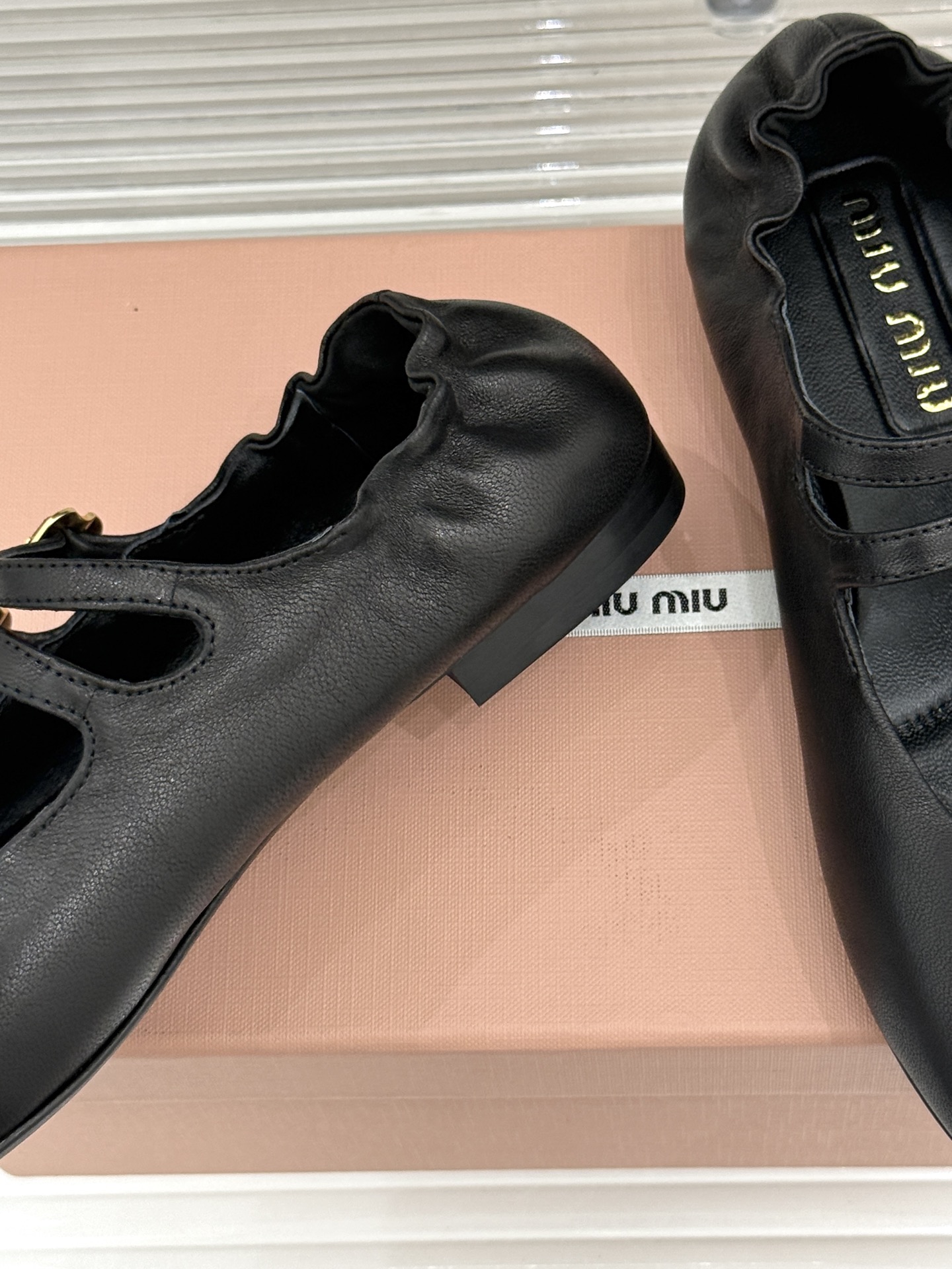 Miu Miu/缪缪26WF新品双带复古玛丽珍鞋以复古之名书写少女的甜酷诗篇。经典配色复刻法式优雅。双根