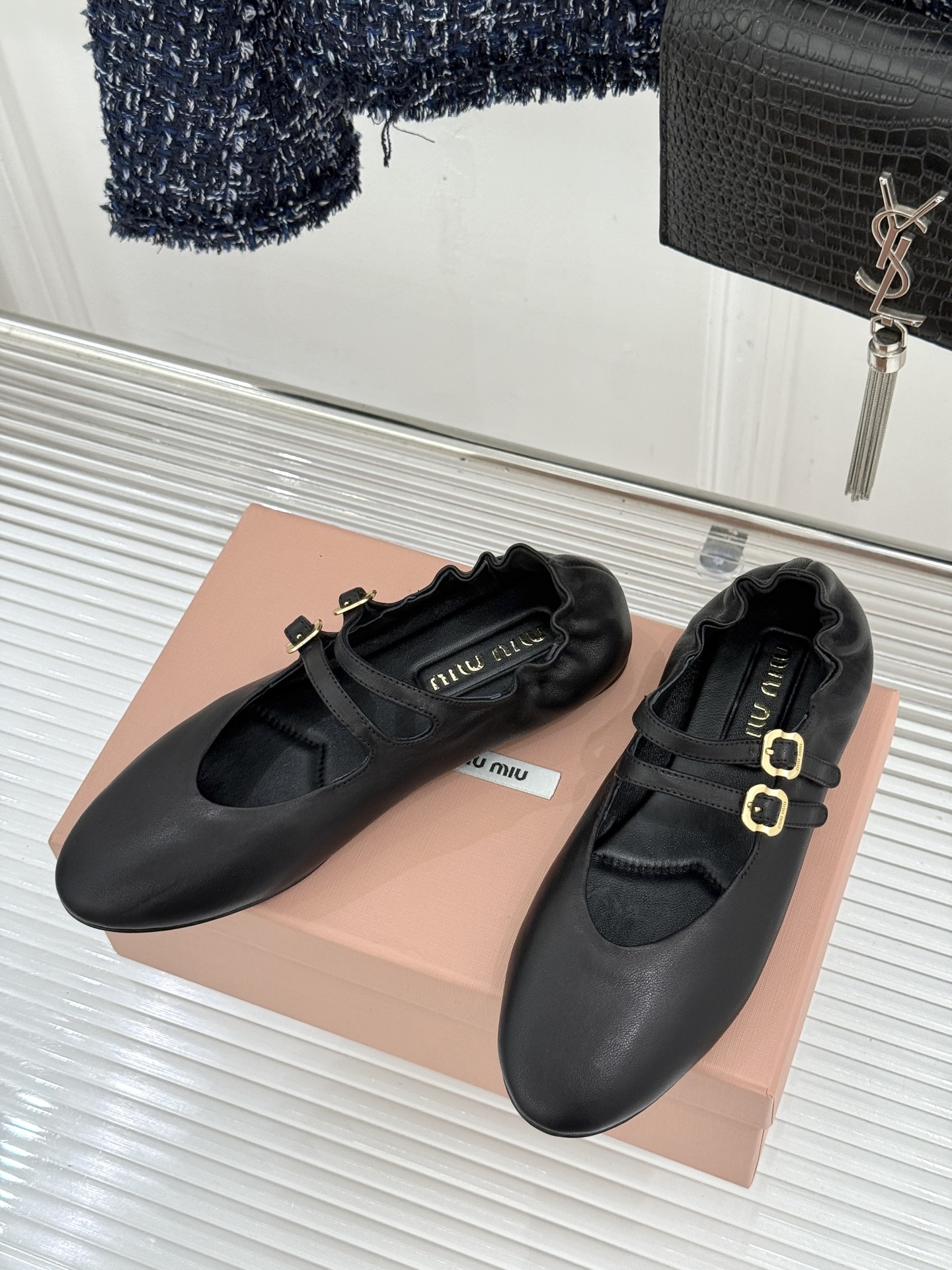 Miu Miu/缪缪26WF新品双带复古玛丽珍鞋以复古之名书写少女的甜酷诗篇。经典配色复刻法式优雅。双根