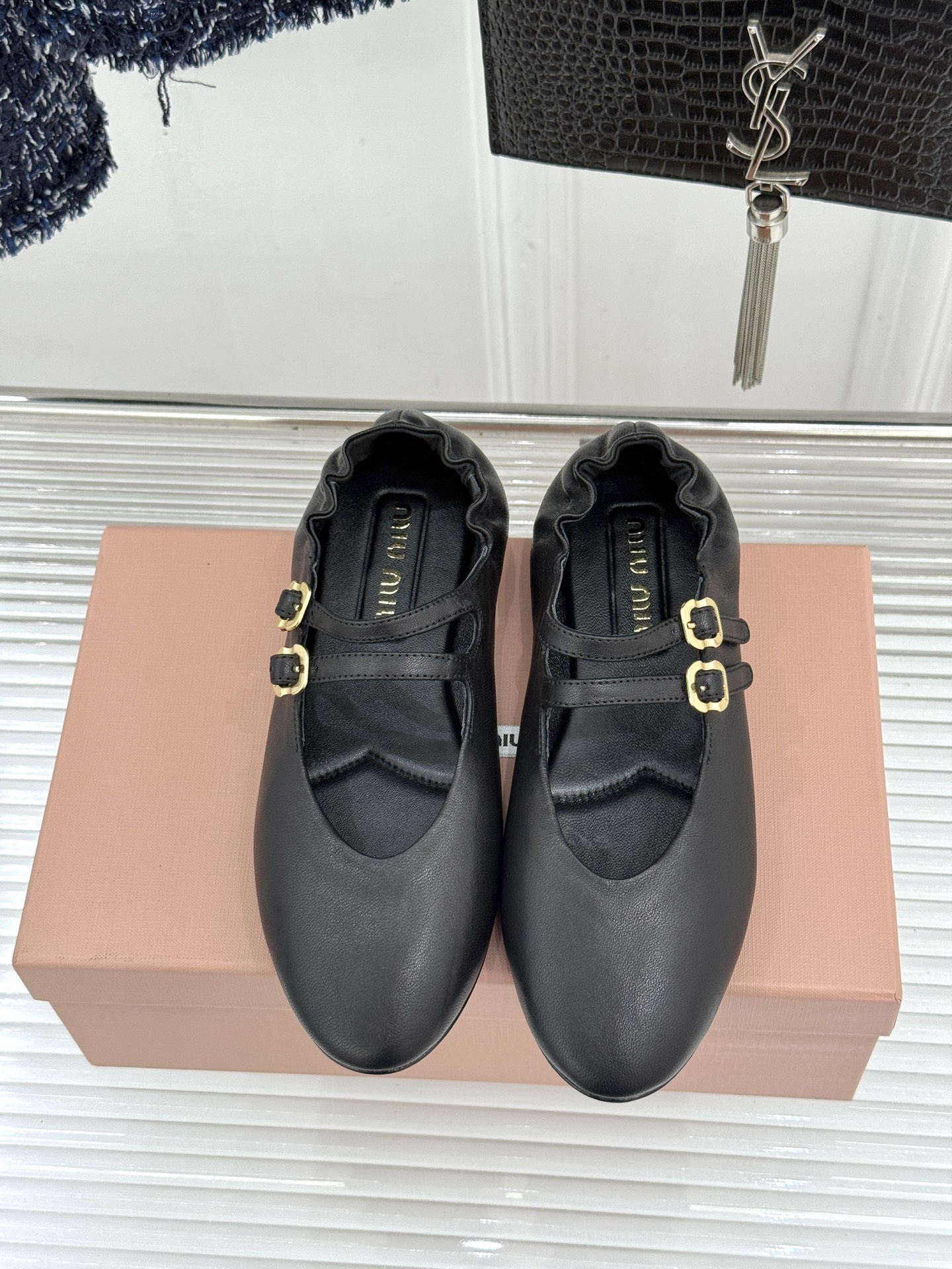 Miu Miu/缪缪26WF新品双带复古玛丽珍鞋以复古之名书写少女的甜酷诗篇。经典配色复刻法式优雅。双根