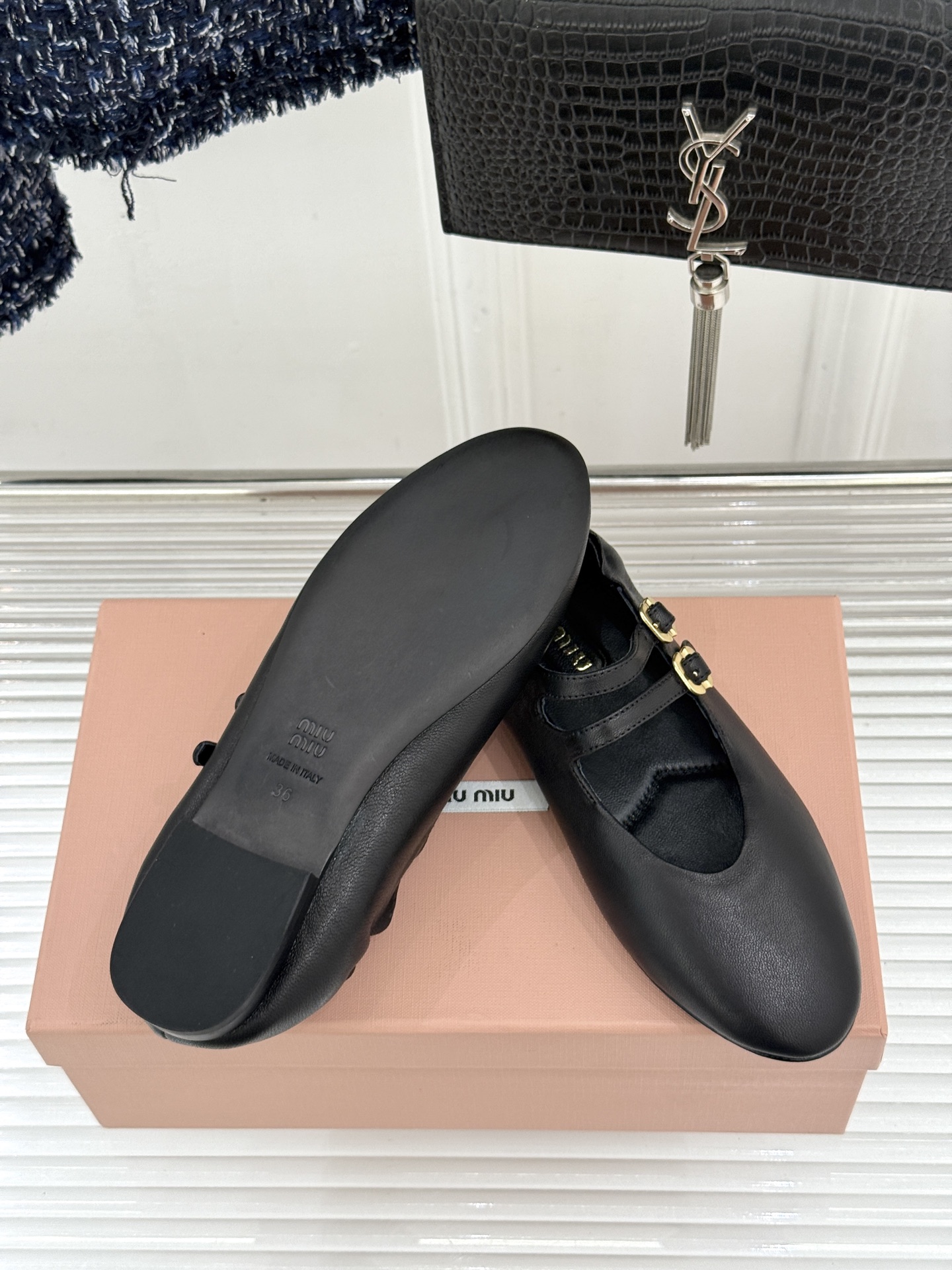 Miu Miu/缪缪26WF新品双带复古玛丽珍鞋以复古之名书写少女的甜酷诗篇。经典配色复刻法式优雅。双根